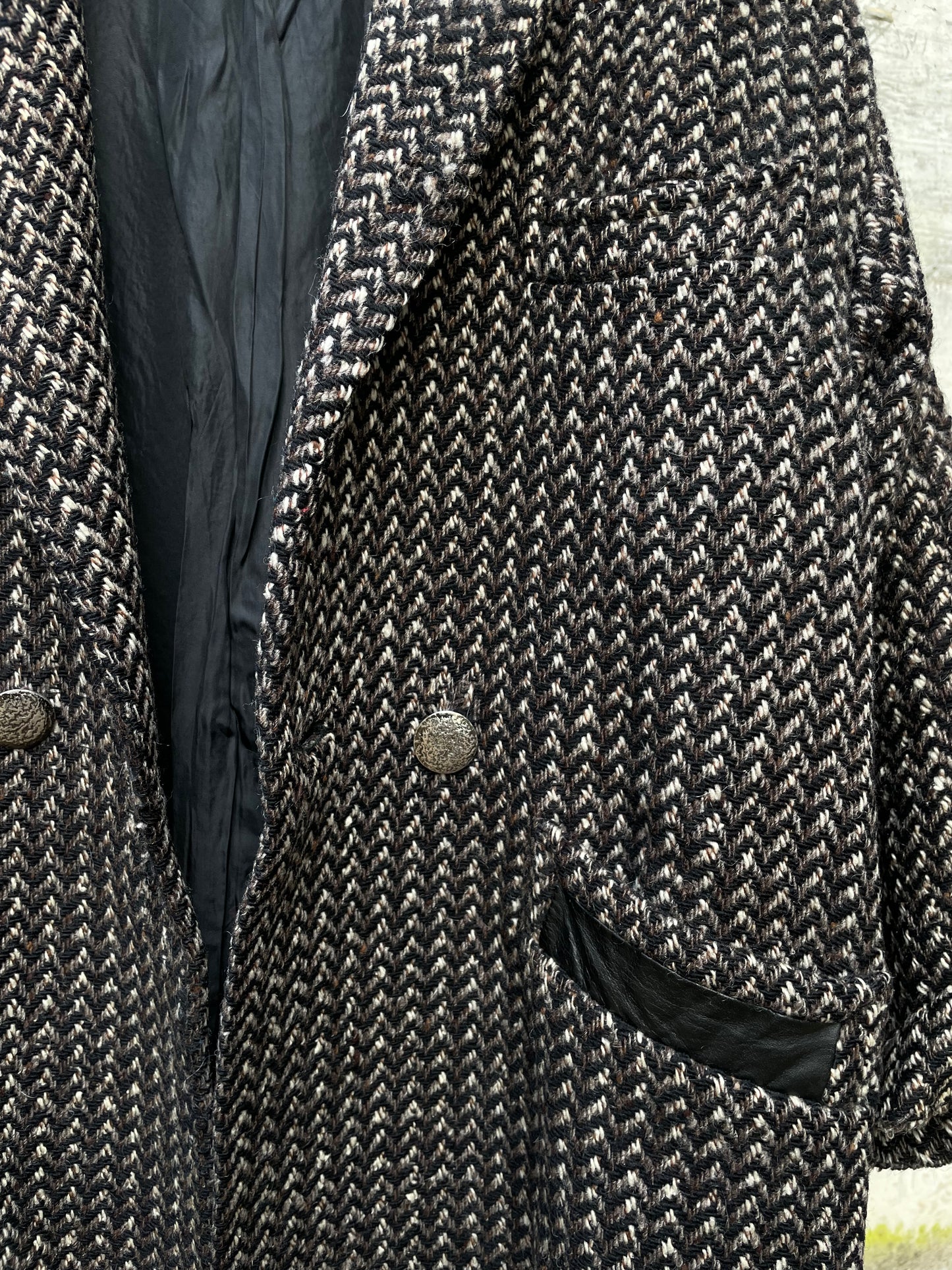 Cappotto sartoriale in lana spigato, con inserti in vera pelle