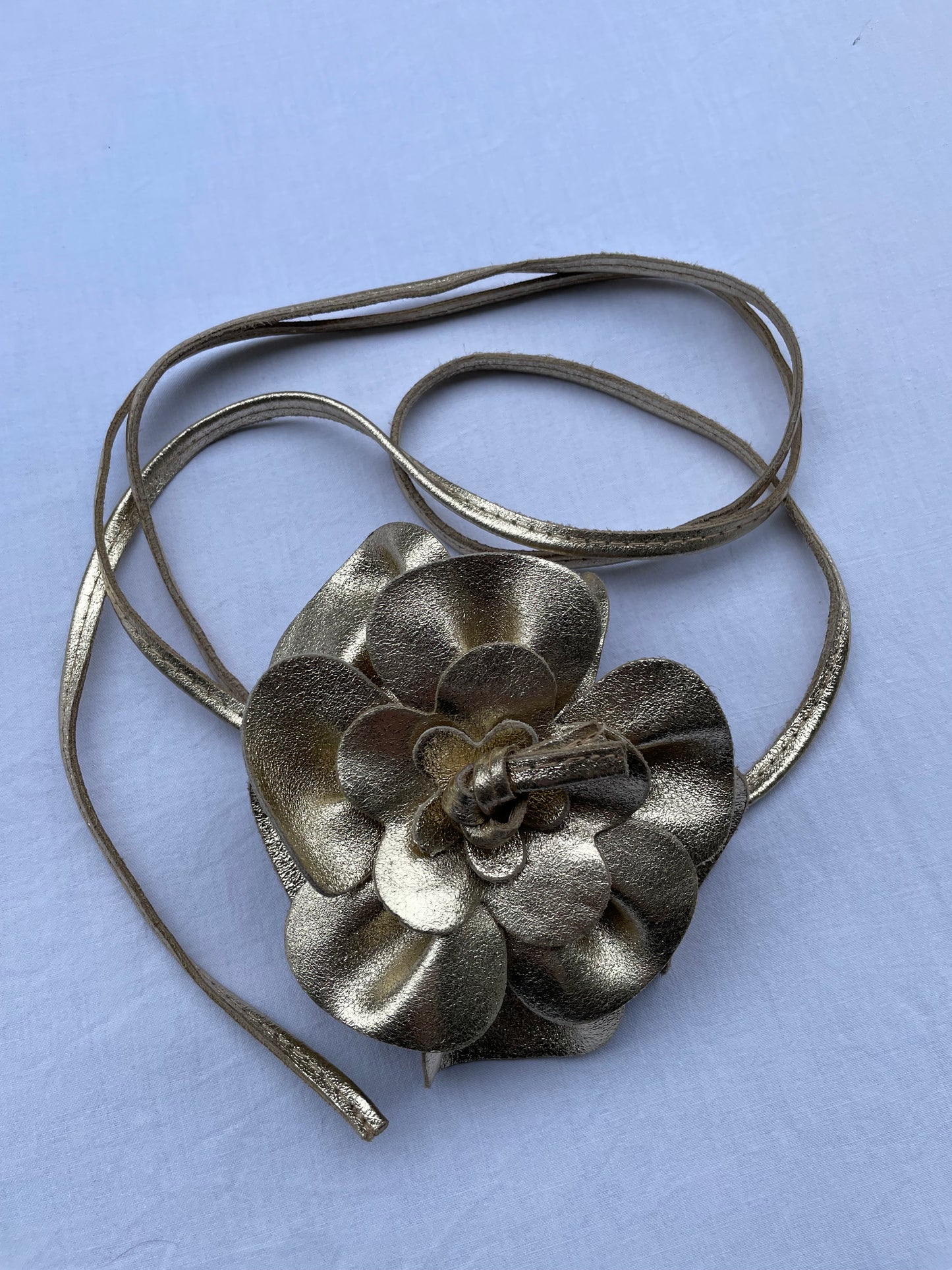 Cintura dorata Y2K con maxi rosa e cordino in vera pelle