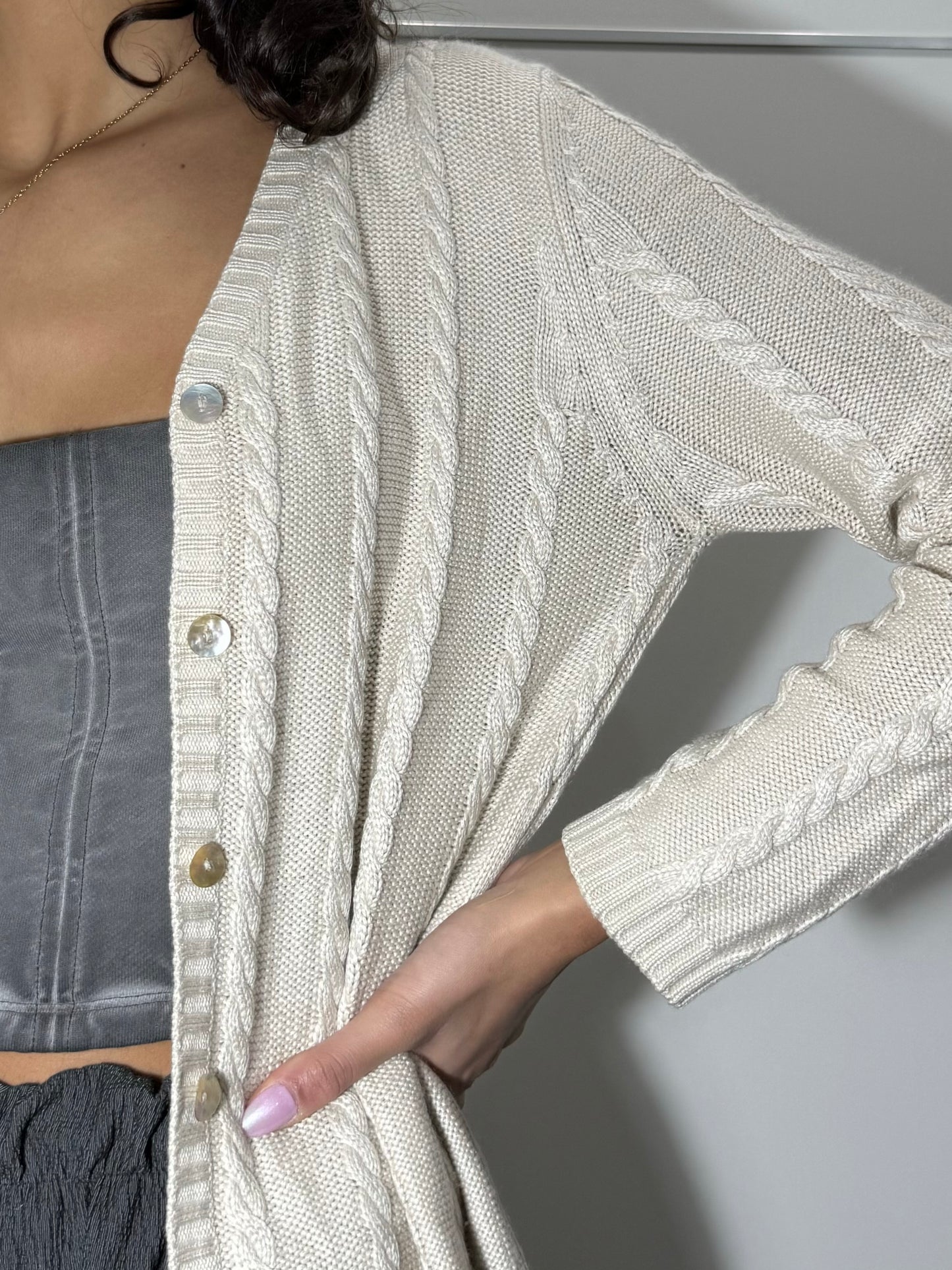 Cardigan intrecciato color perla in misto cashmere e seta