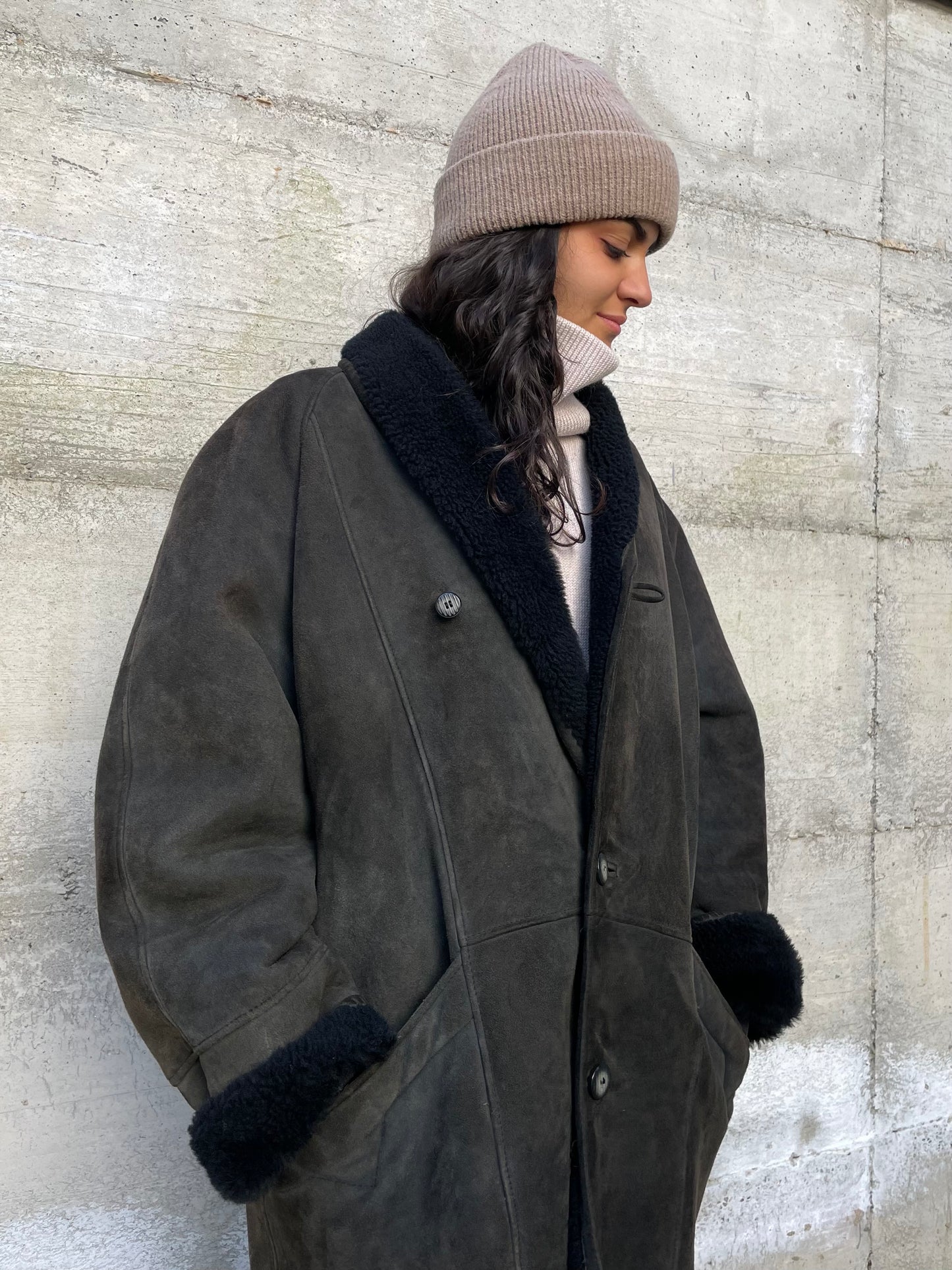 Montone Shearling scamosciato nero tendente al verde, pelo raso nero, taglia 52it uomo