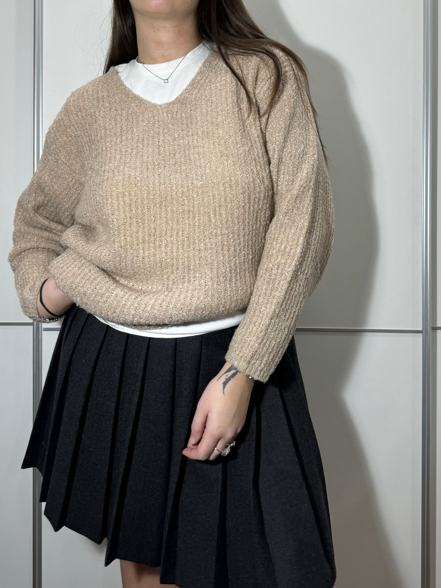 Pullover lungo cipria in misto lana, con scollo a V e spacchetti laterali