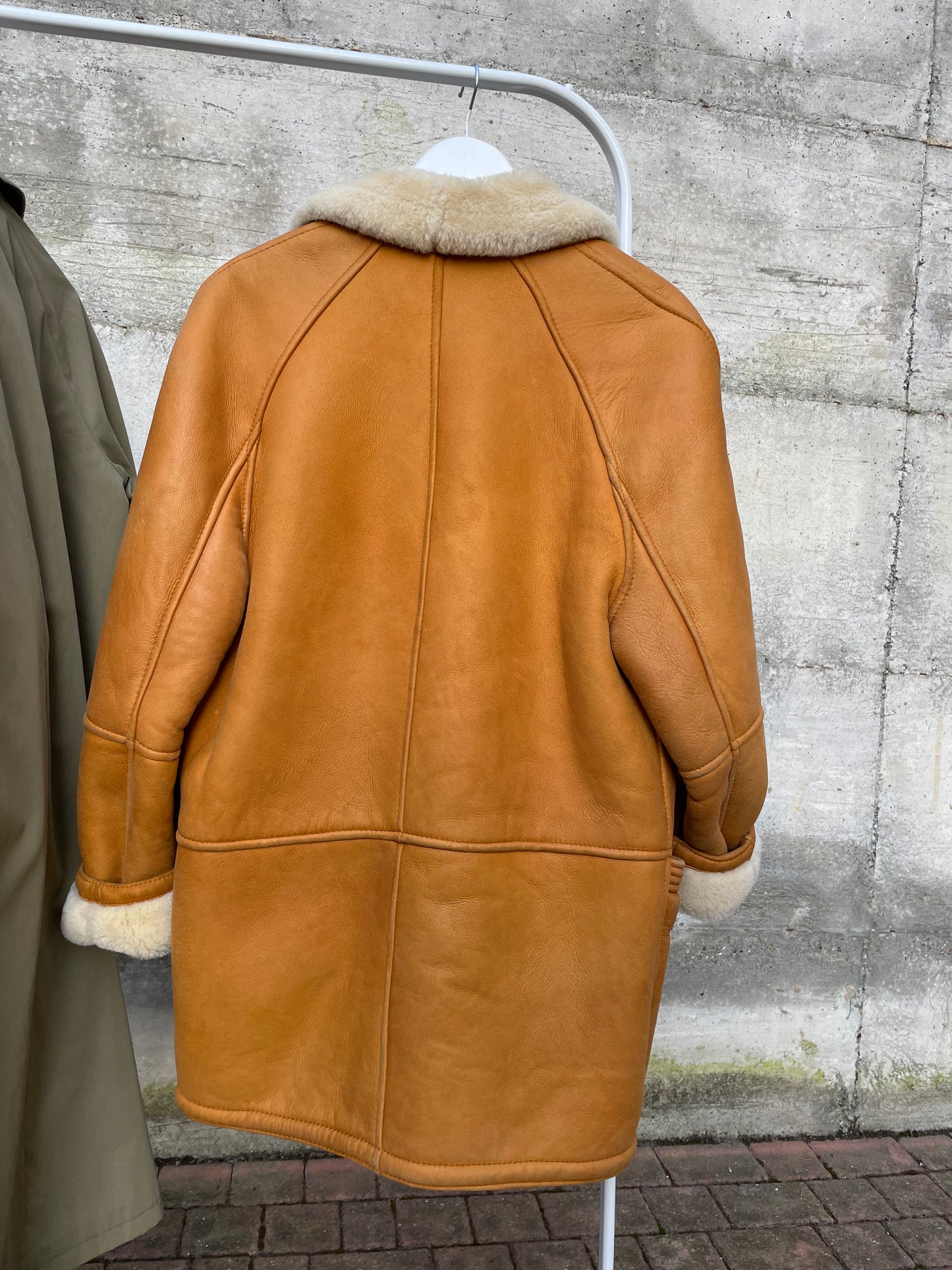 Montone Shearling originale a pelo bianco con esterno in pelle ruggine