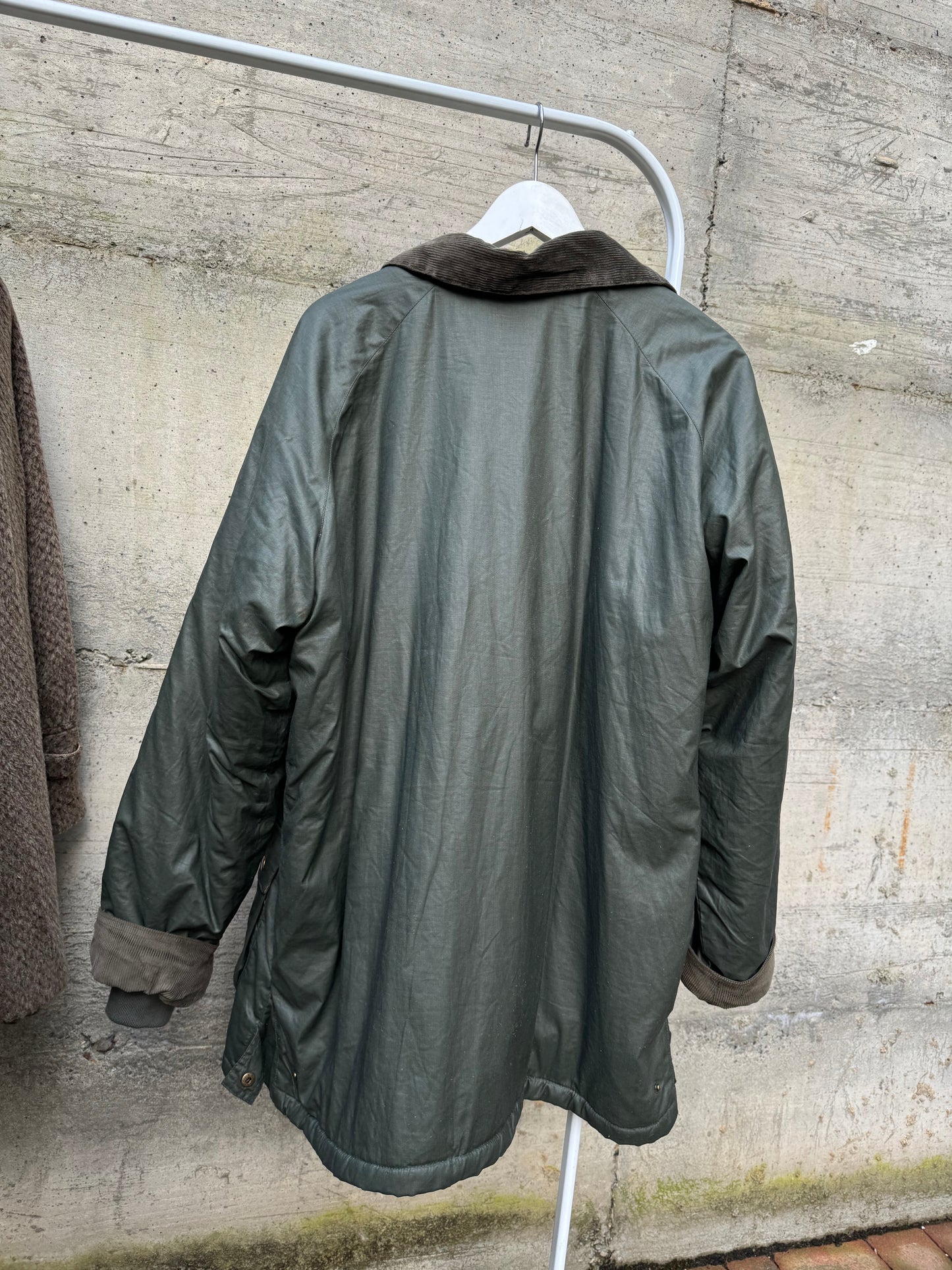 Giacca oversize cerata tipo Barbour, interamente foderata in ecopelliccia a pelo raso
