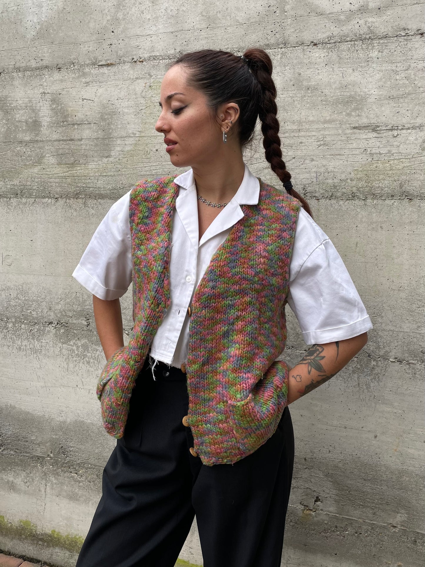 Gilet crochet multicolor in lana con bottoncini in legno