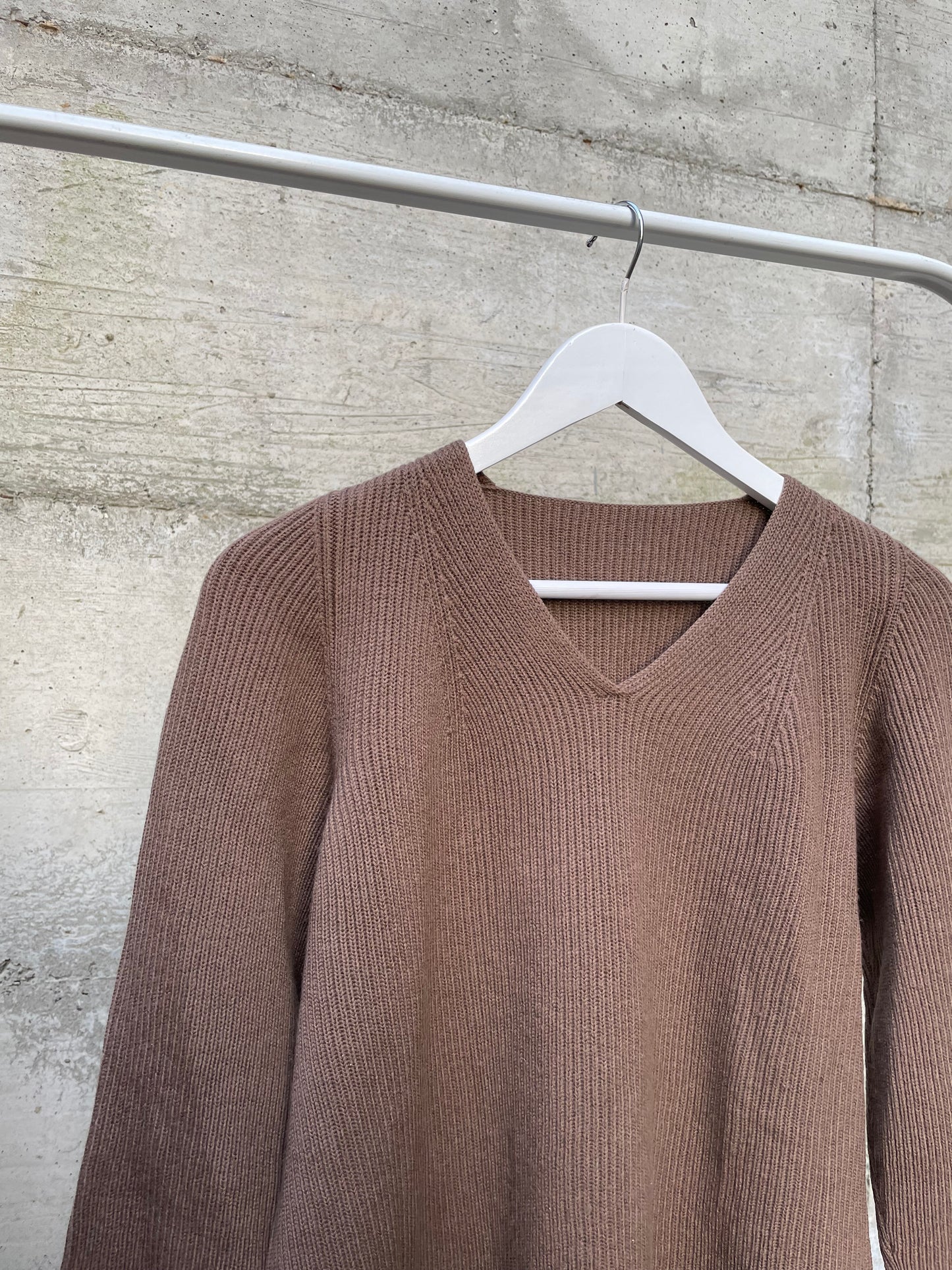 Maglioncino biscotto scollo a V a costine in pura lana