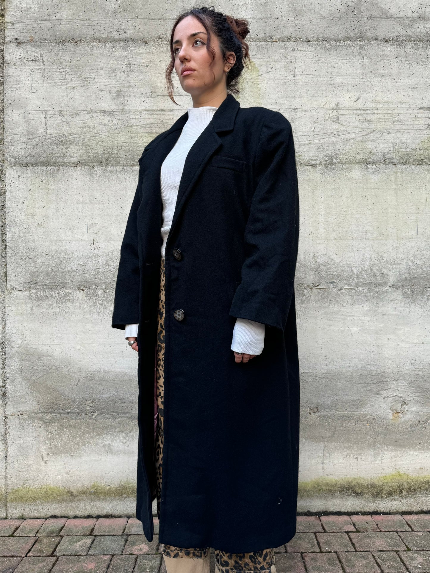 Cappotto lungo monopetto nero in lana, con fodera rosa confetto