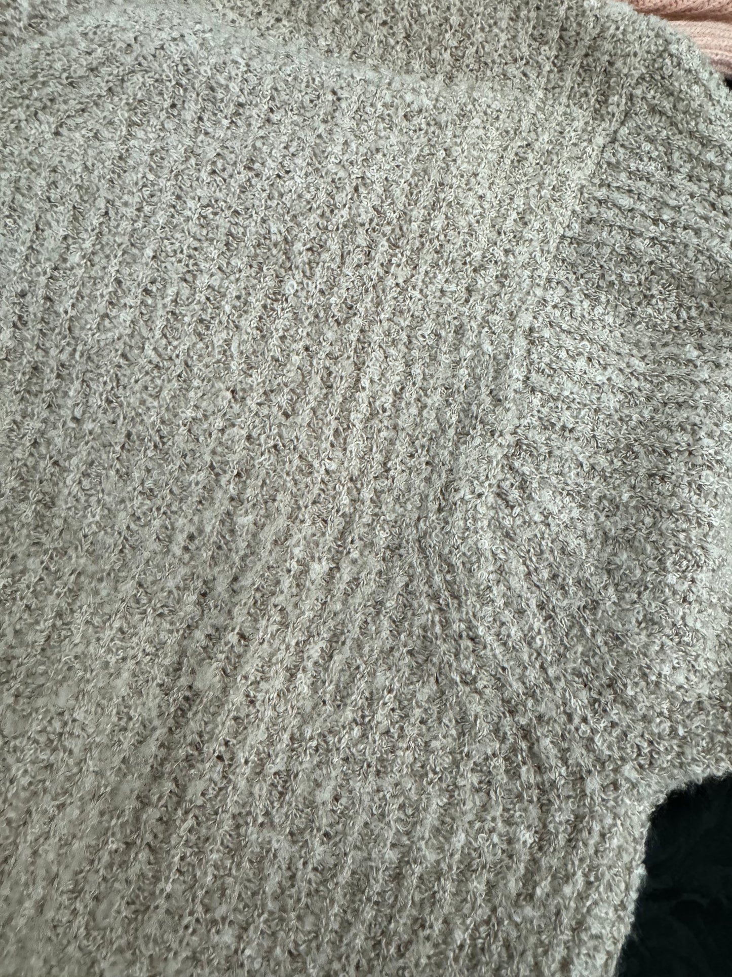 Pullover lungo cipria in misto lana, con scollo a V e spacchetti laterali