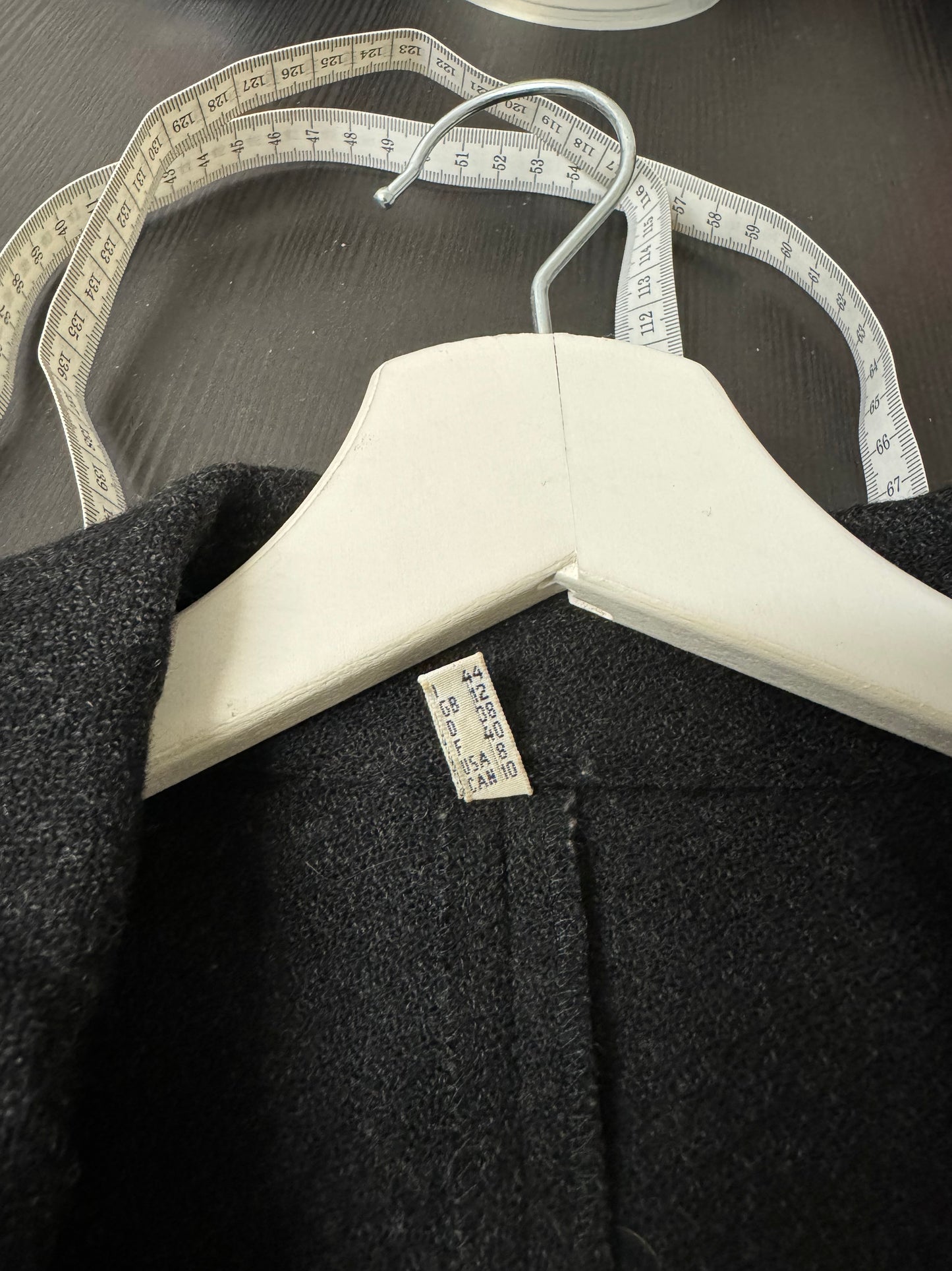 Soprabito nero leggero in pura lana vergine con bottoni lavorati