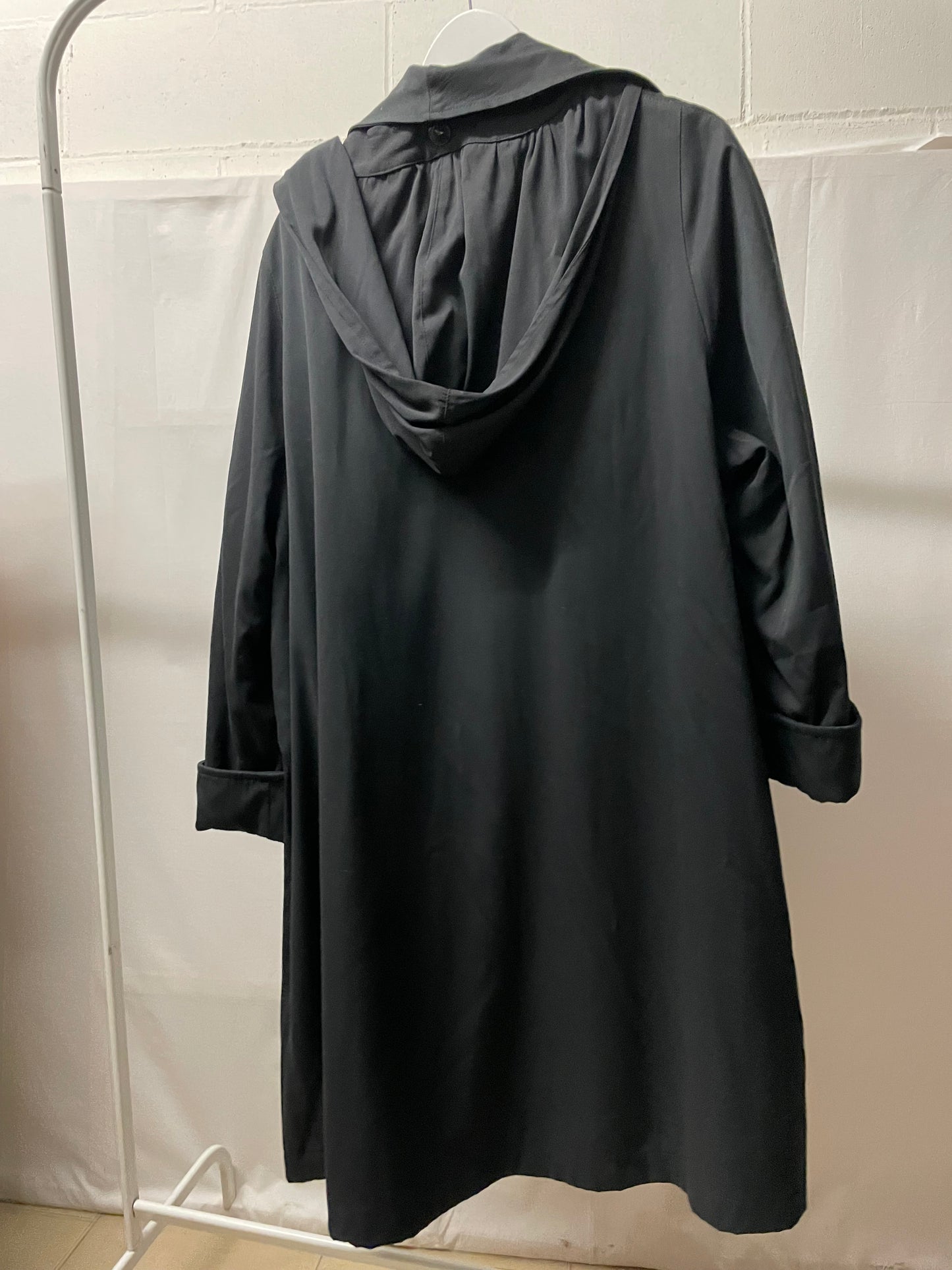 Trenchcoat a mantella sartoriale nero, con fodera in lana e cappuccio