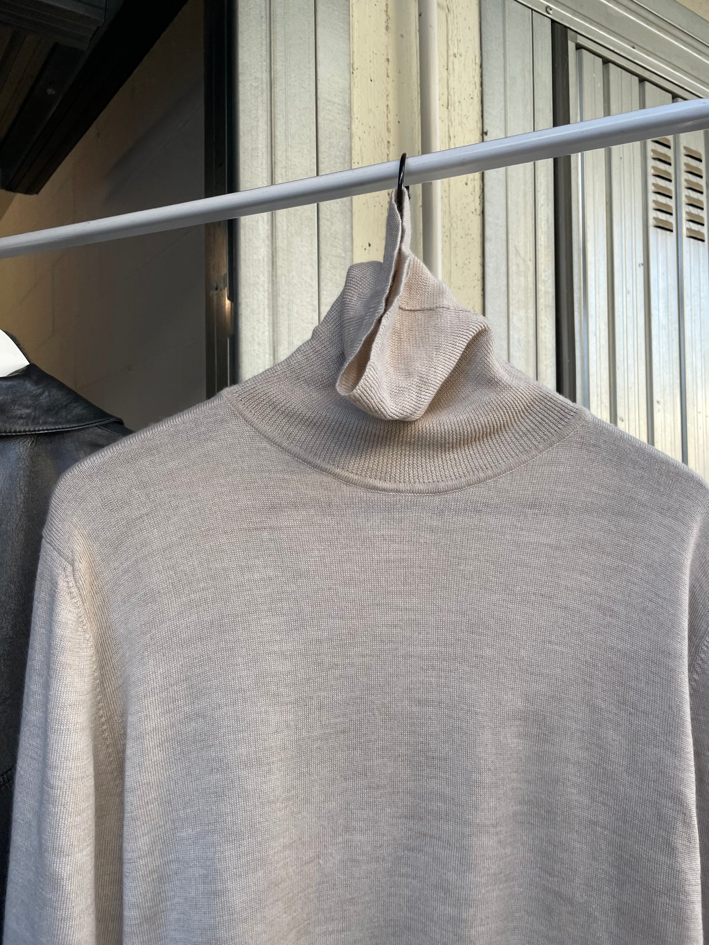 Dolcevita fine lungo sabbia, 100% lana merino