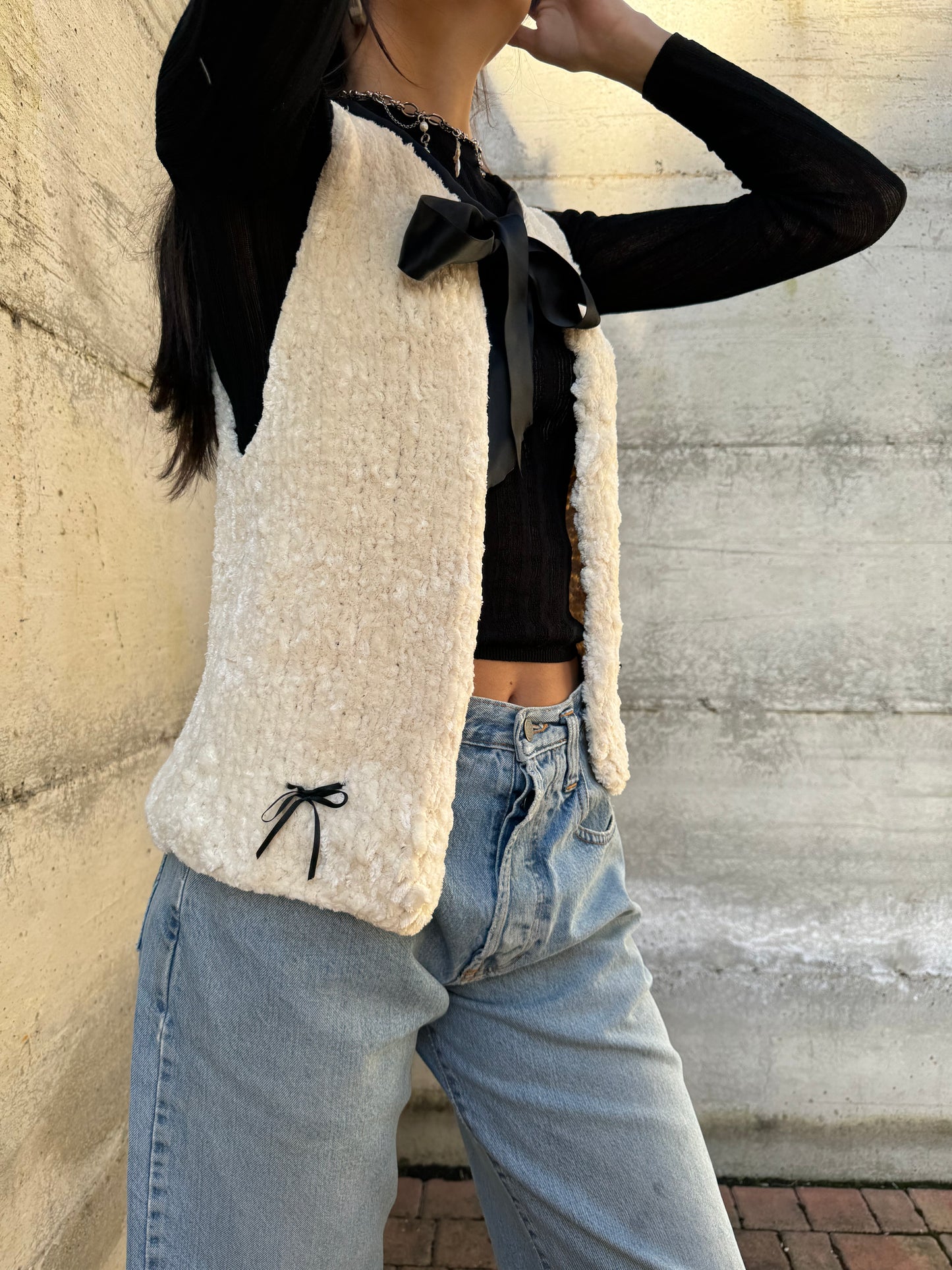 Gilet fluffy burro con maxi fiocco in raso