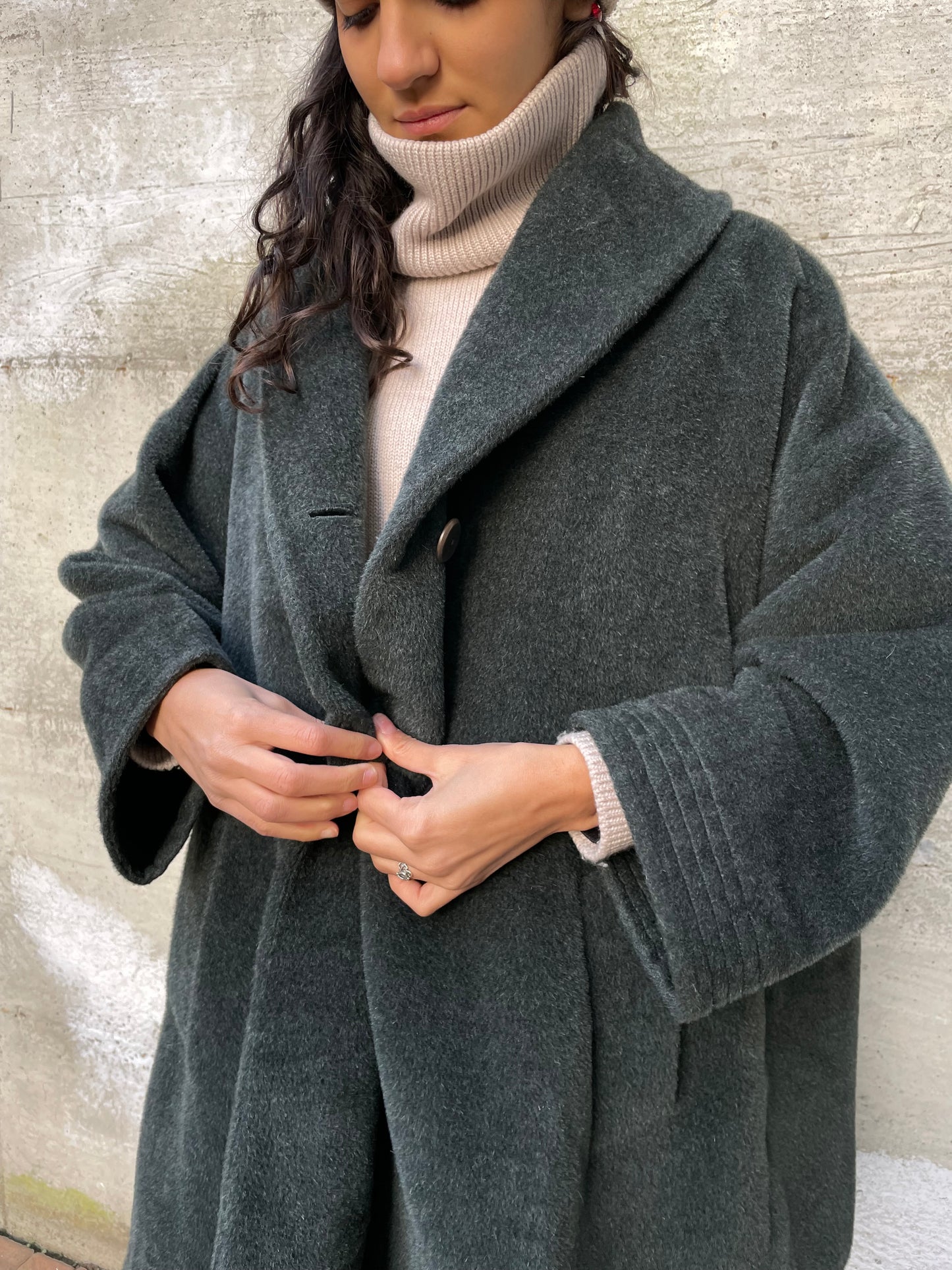 Cappotto a mantella verde bosco 50% alpaca, 30% mohair, 20% lana