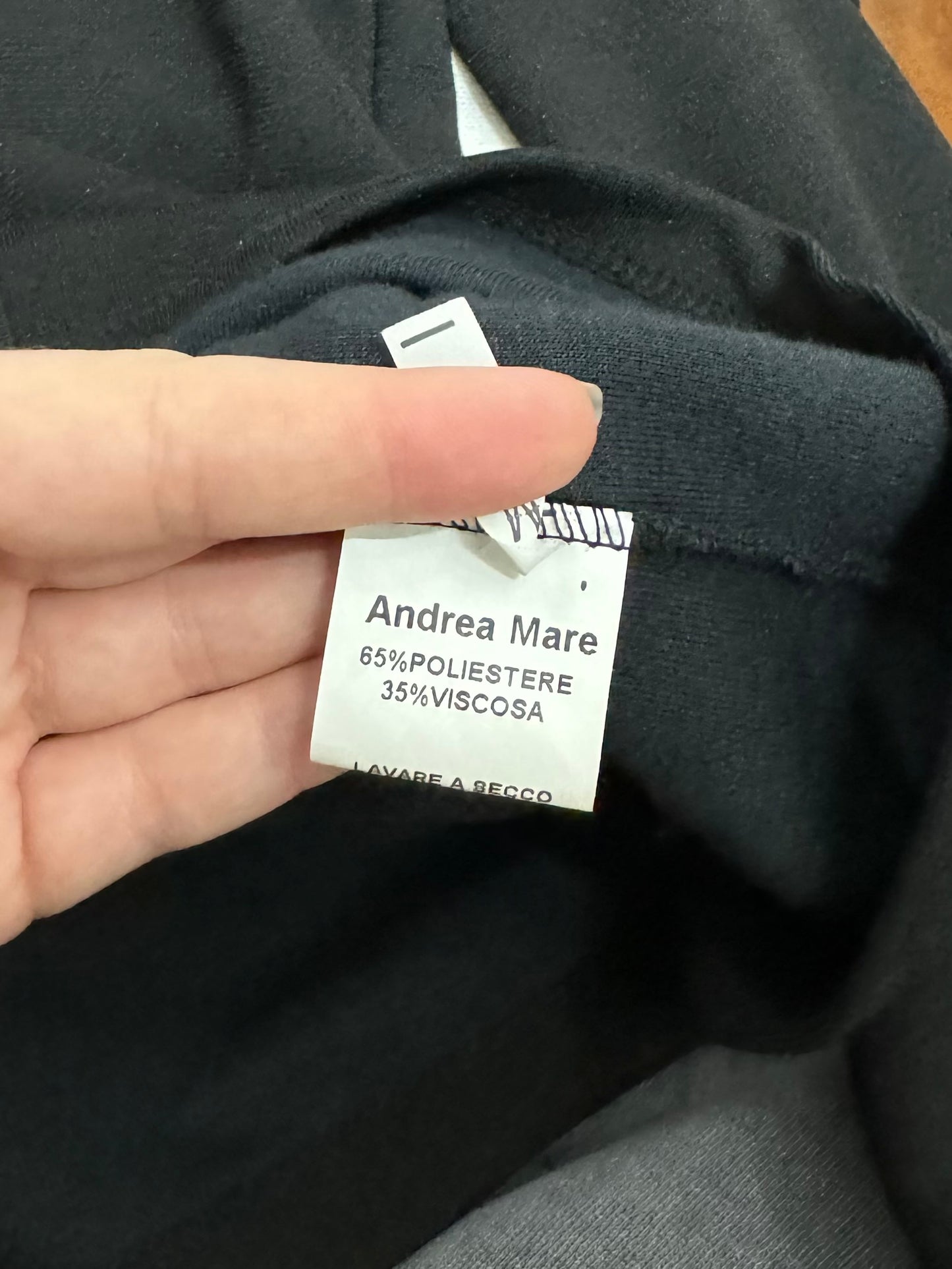 Maglia stretch nera con scollo a corsetto in misto viscosa