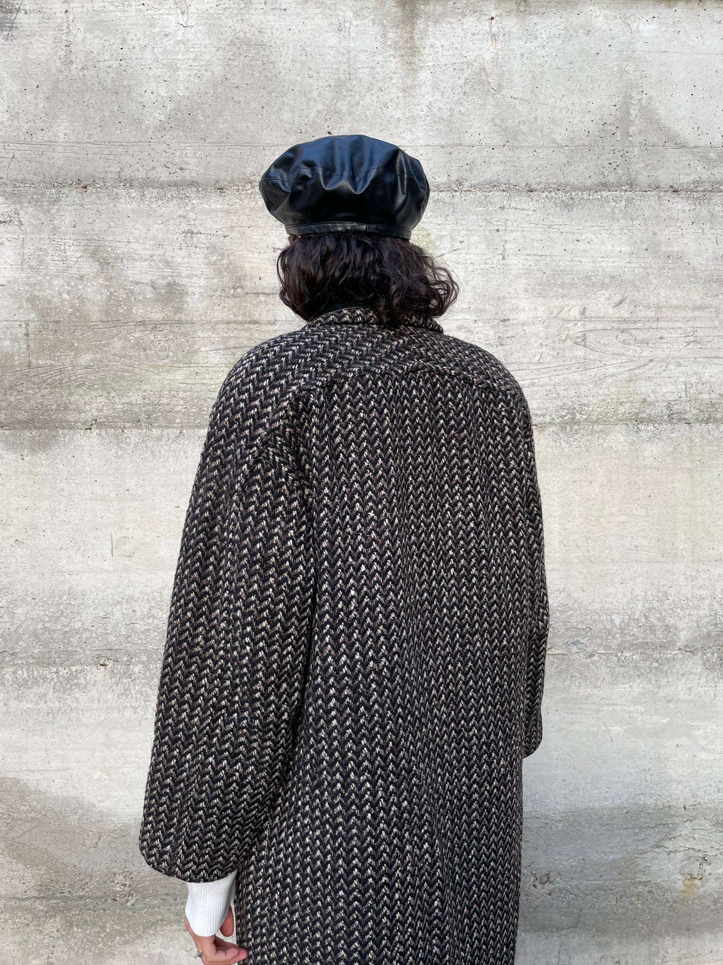 Cappotto sartoriale in lana spigato, con inserti in vera pelle