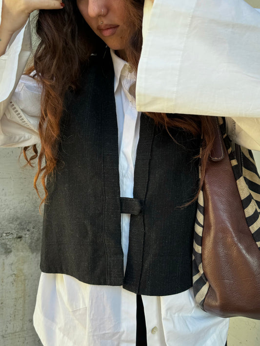 Gilet cropped sartoriale in fresco lana