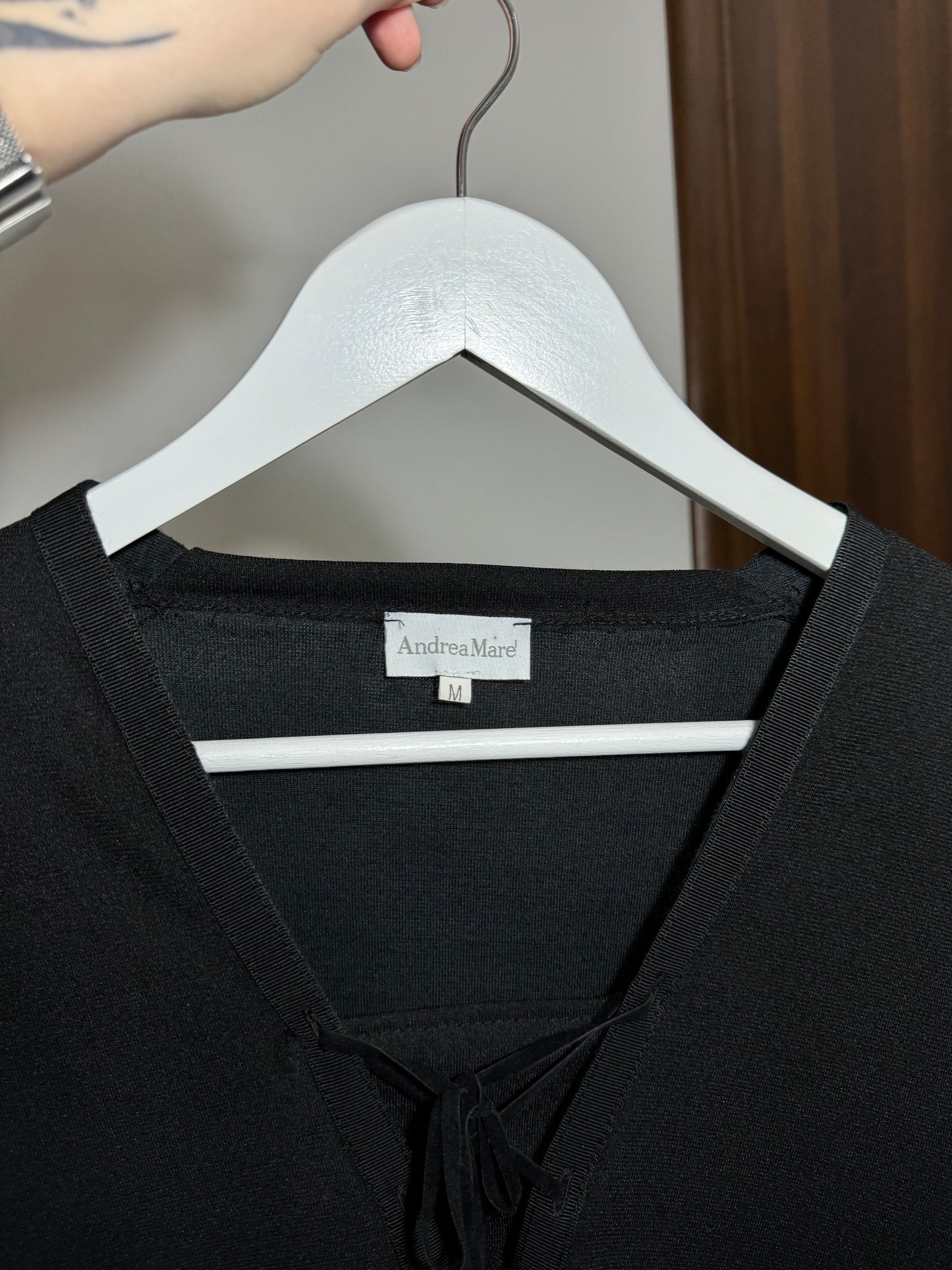 Maglia stretch nera con scollo a corsetto in misto viscosa
