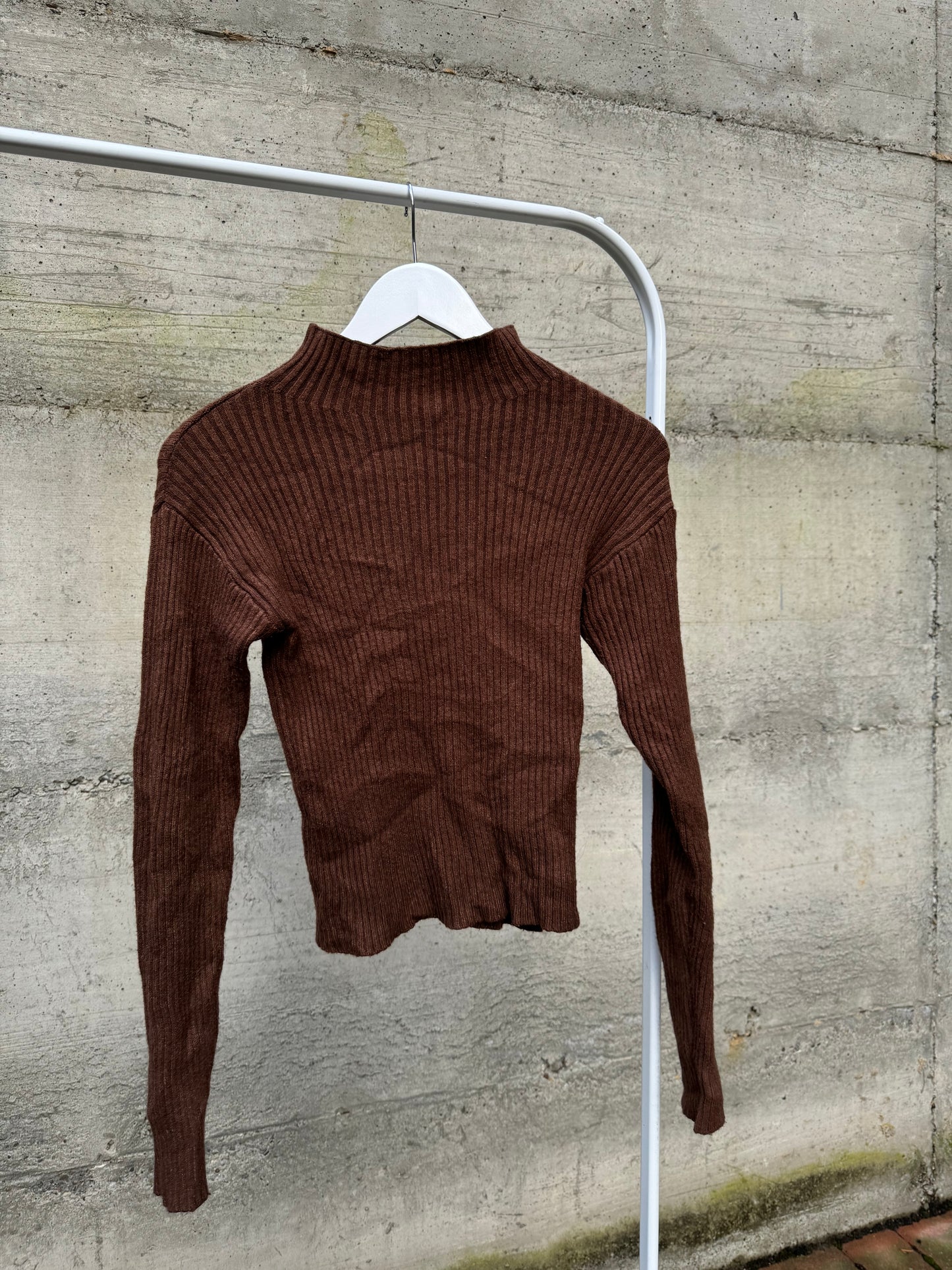 Maglioncino dolcevita a coste cioccolato, in misto viscosa