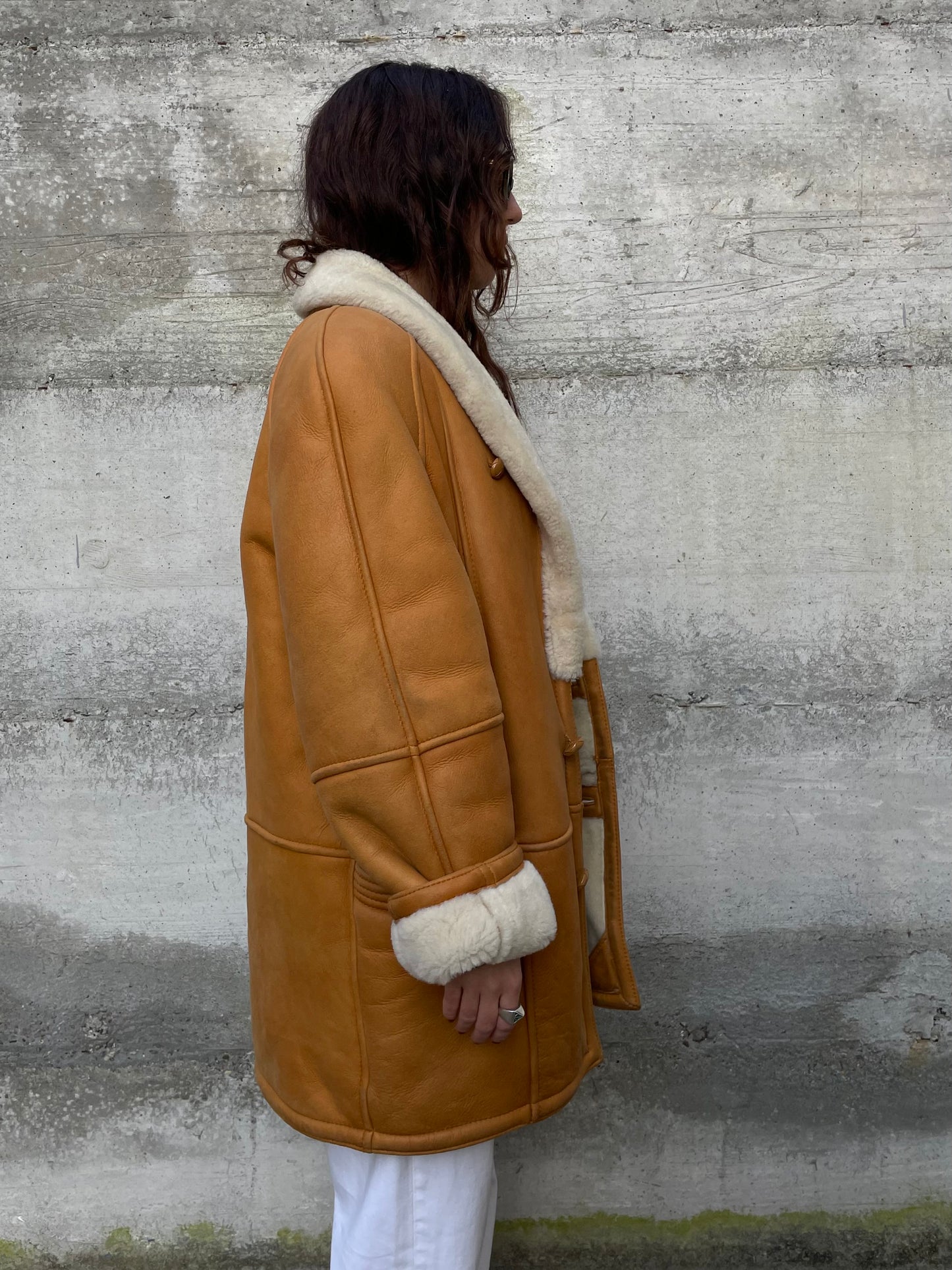 Montone Shearling originale a pelo bianco con esterno in pelle ruggine