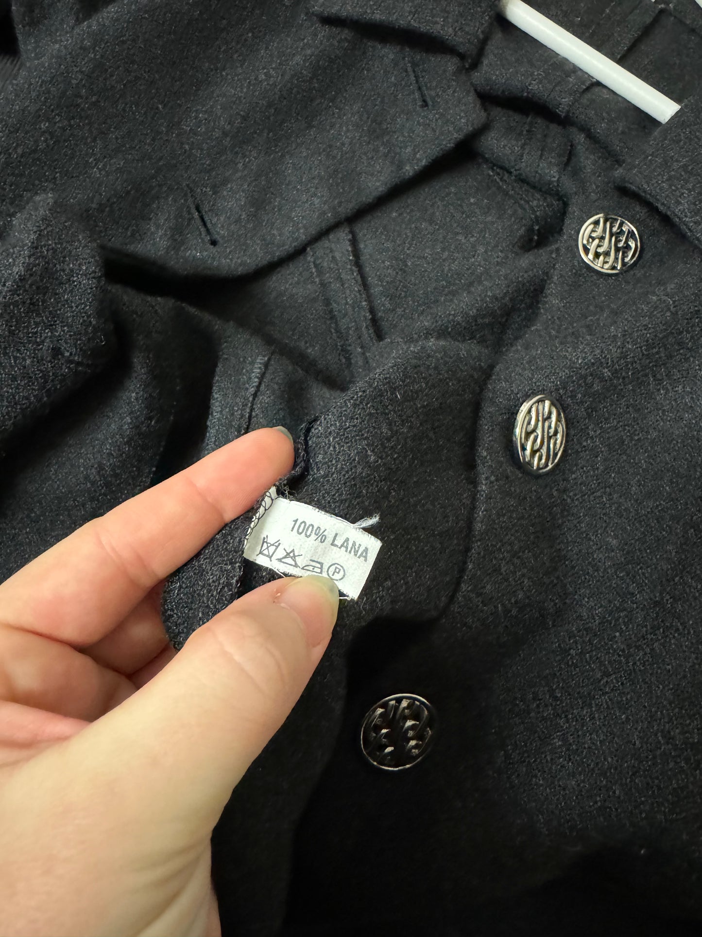 Soprabito nero leggero in pura lana vergine con bottoni lavorati