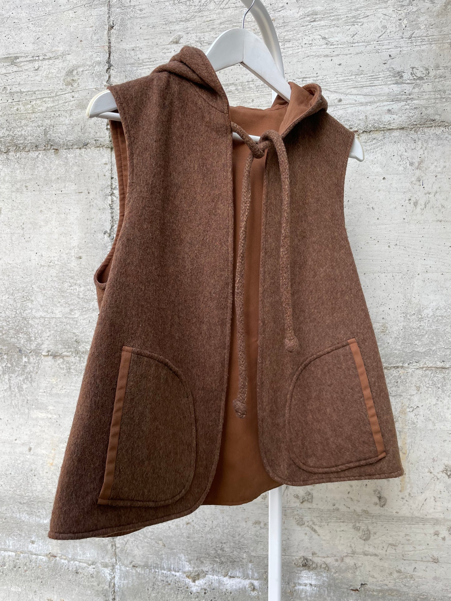 Gilet double face sartoriale con cappuccio