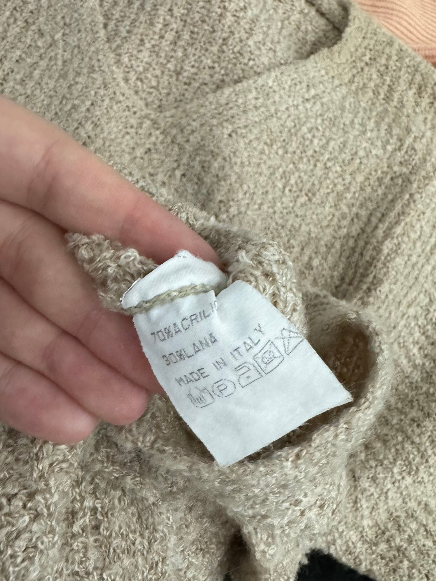 Pullover lungo cipria in misto lana, con scollo a V e spacchetti laterali