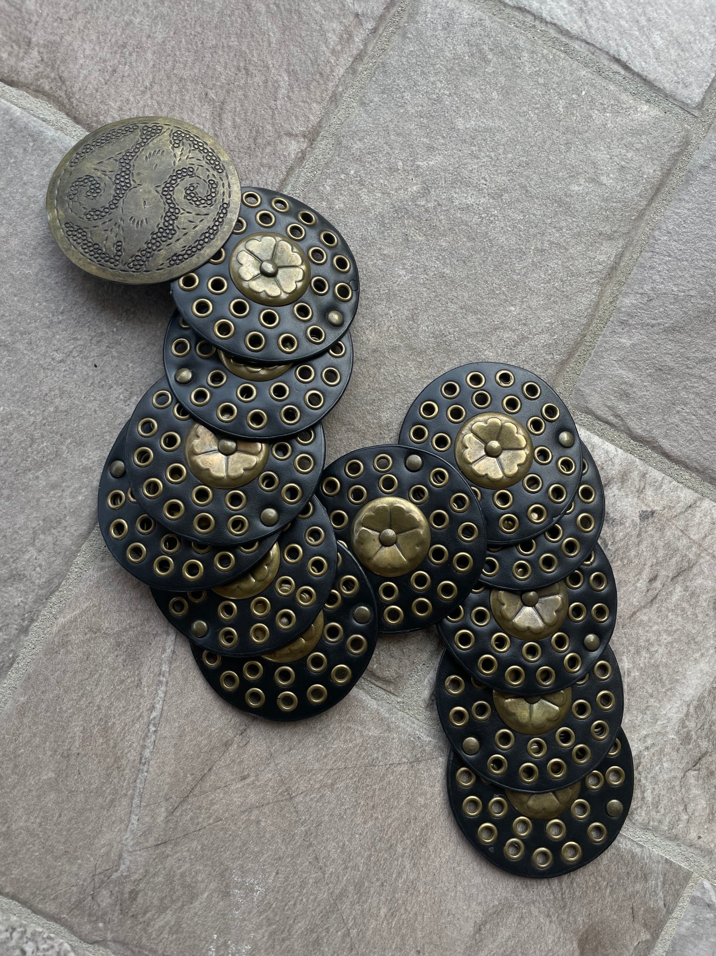 Cintura Y2K a cerchi in pelle nera e metalleria dorata effetto used - taglia unica