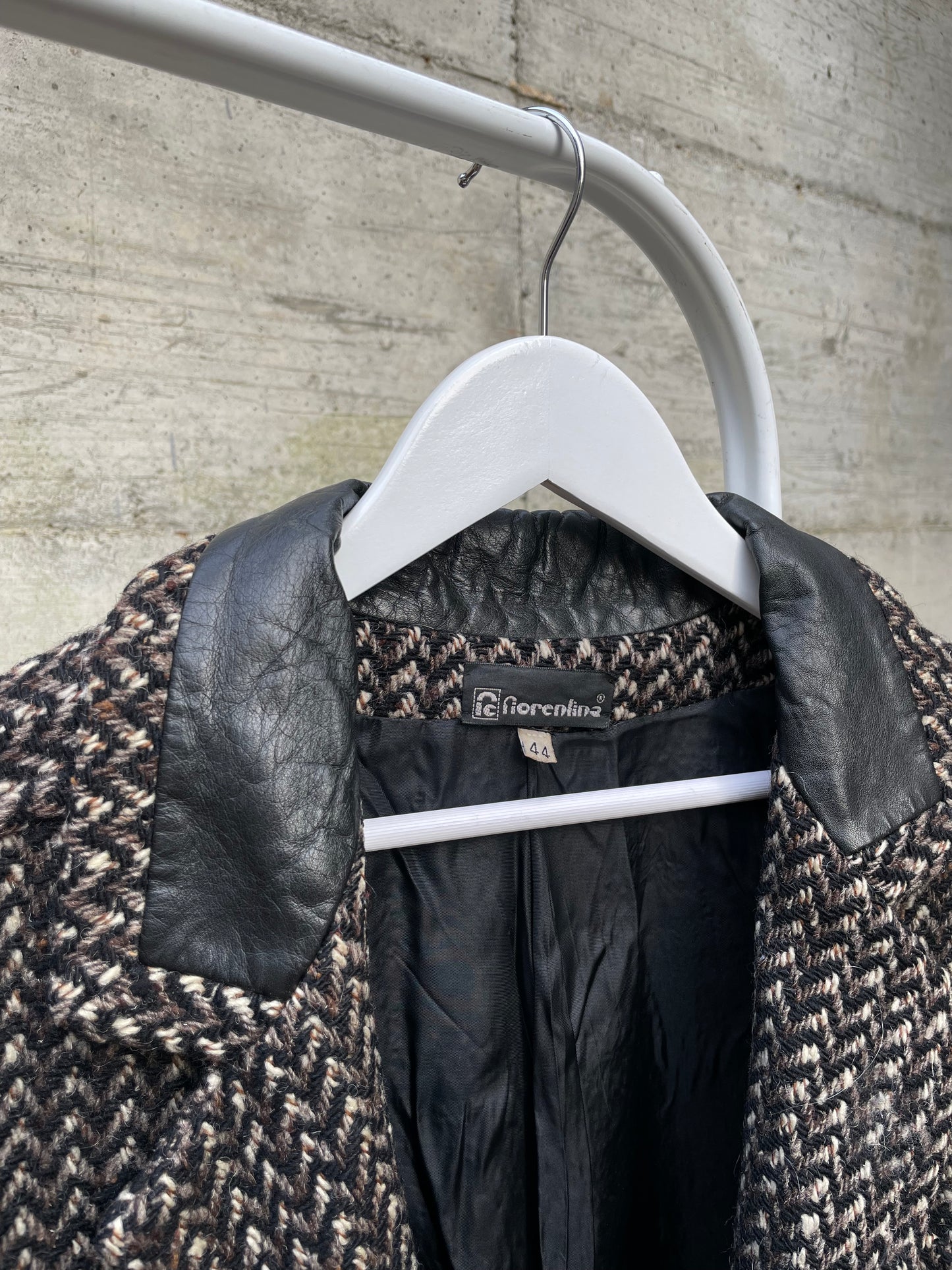 Cappotto sartoriale in lana spigato, con inserti in vera pelle