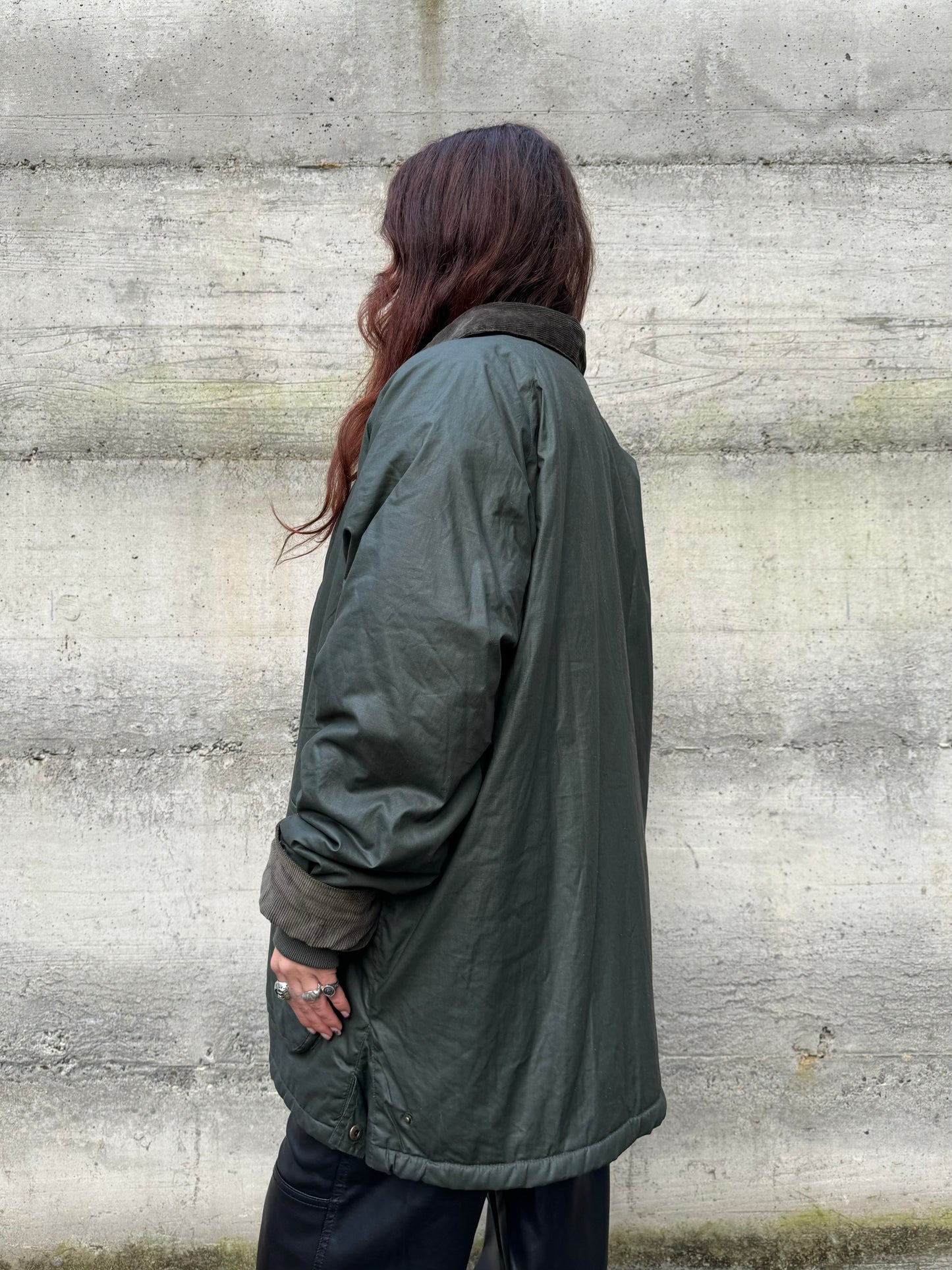 Giacca oversize cerata tipo Barbour, interamente foderata in ecopelliccia a pelo raso