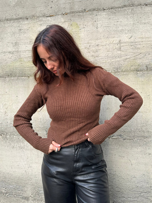 Maglioncino dolcevita a coste cioccolato, in misto viscosa