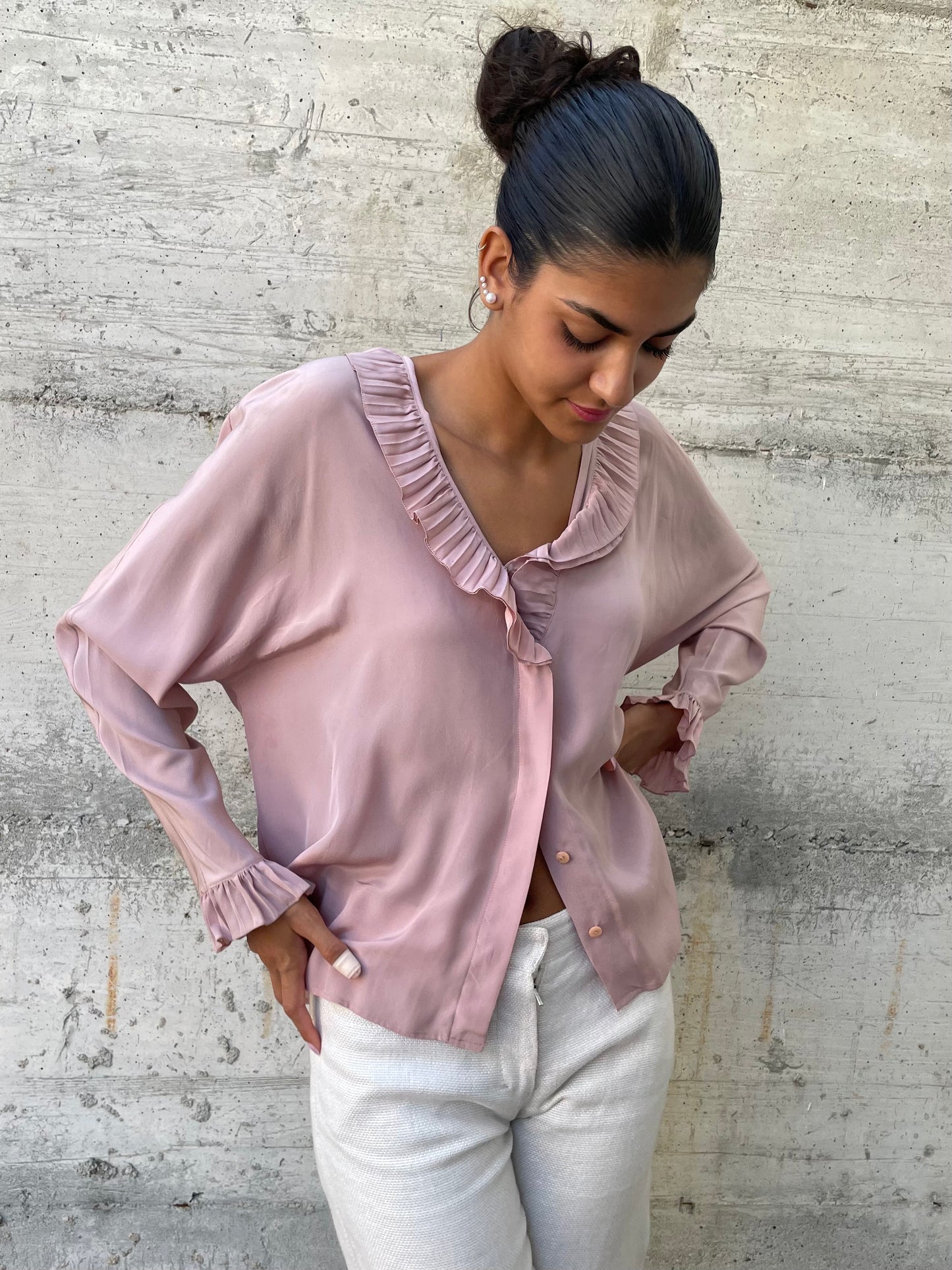 Blusa 100% seta scollo a V e balze, rosa antico, taglia L