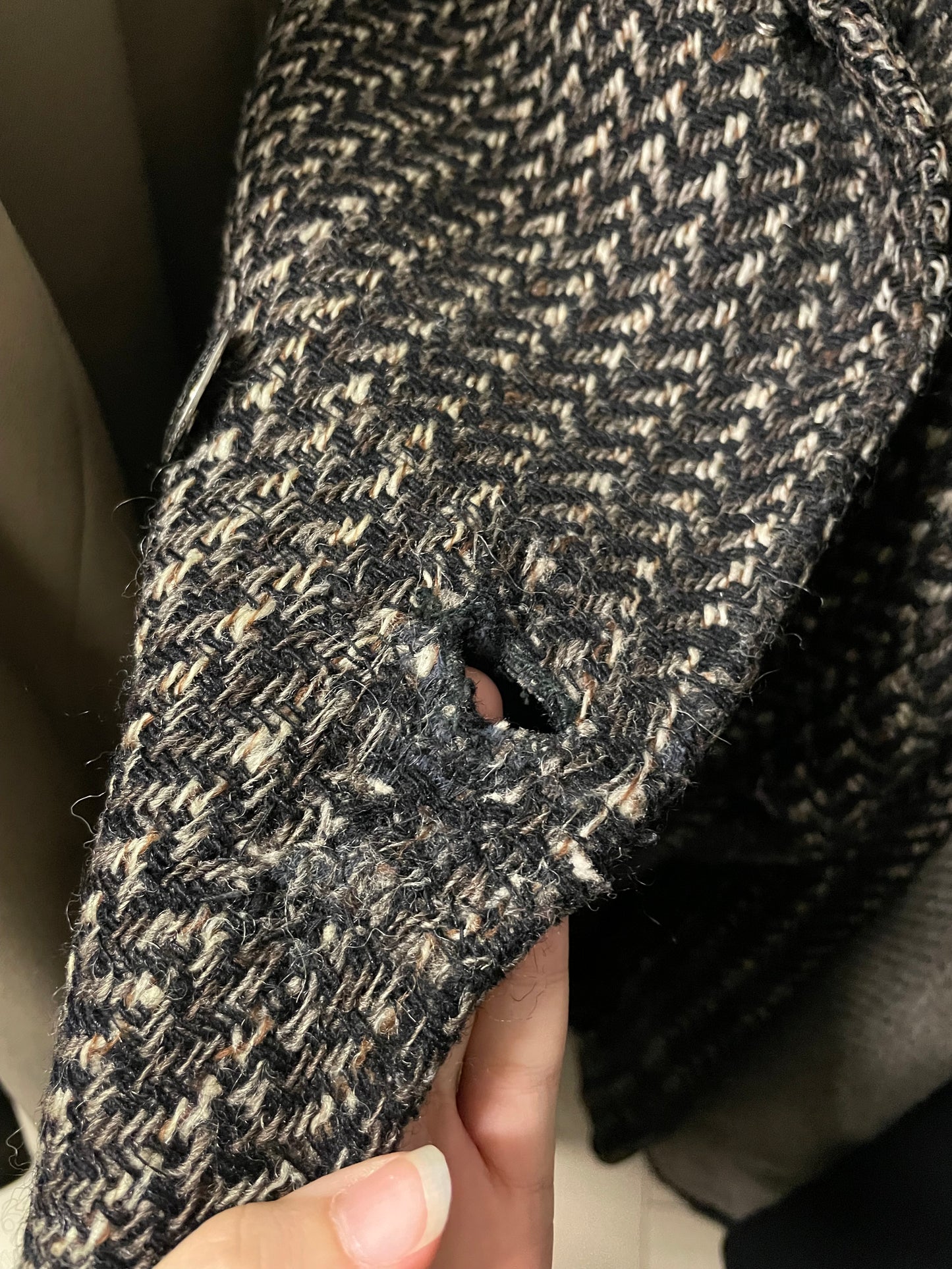 Cappotto sartoriale in lana spigato, con inserti in vera pelle