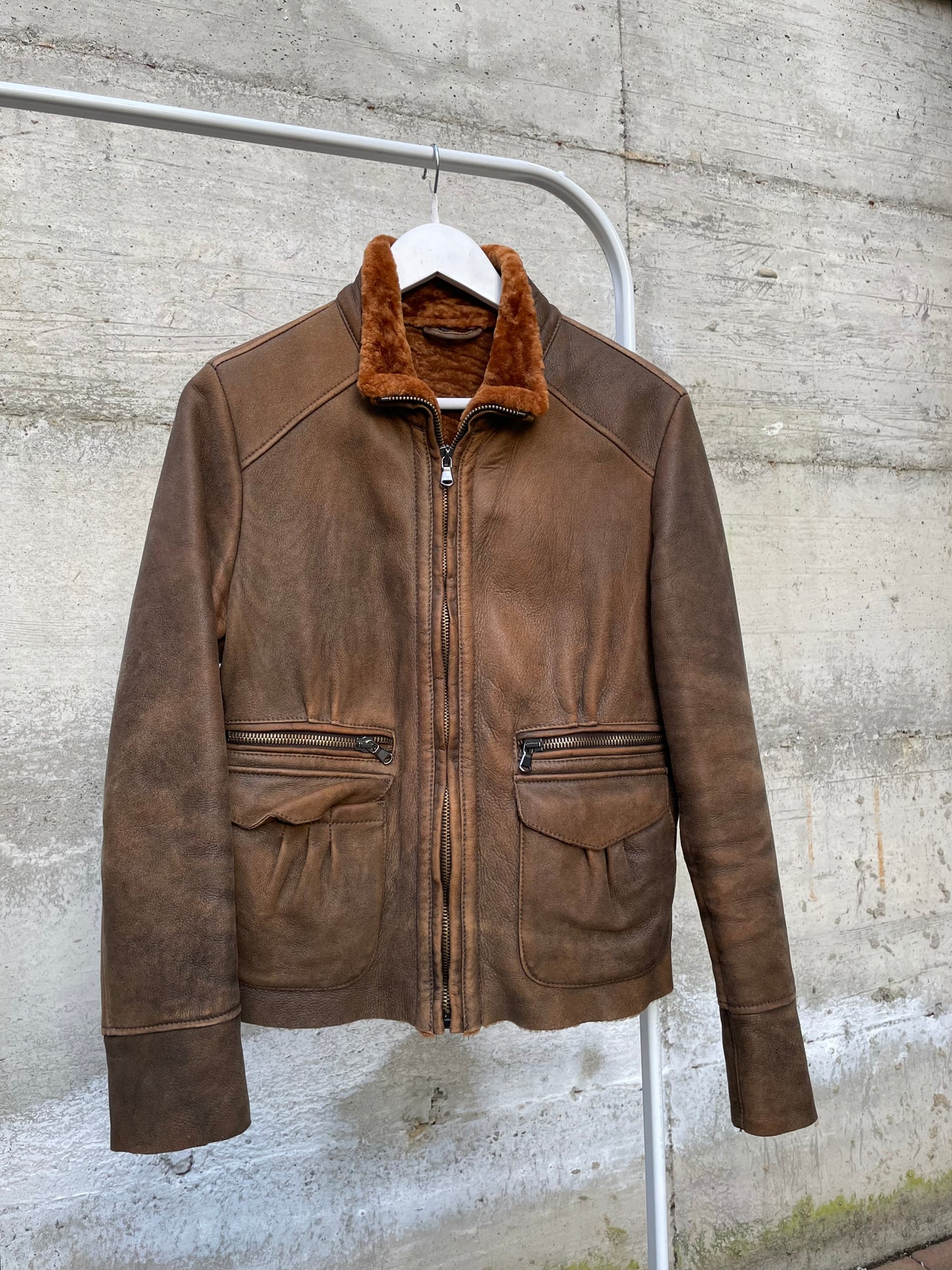 Montone Shearling originale modello slim anni 2000, esterno in nappa distressed e interno a pelo raso