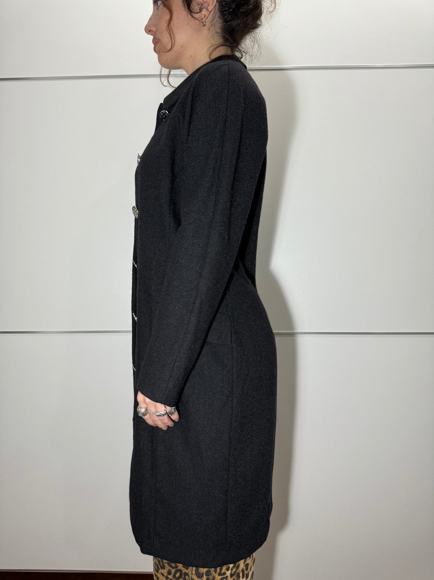 Soprabito nero leggero in pura lana vergine con bottoni lavorati