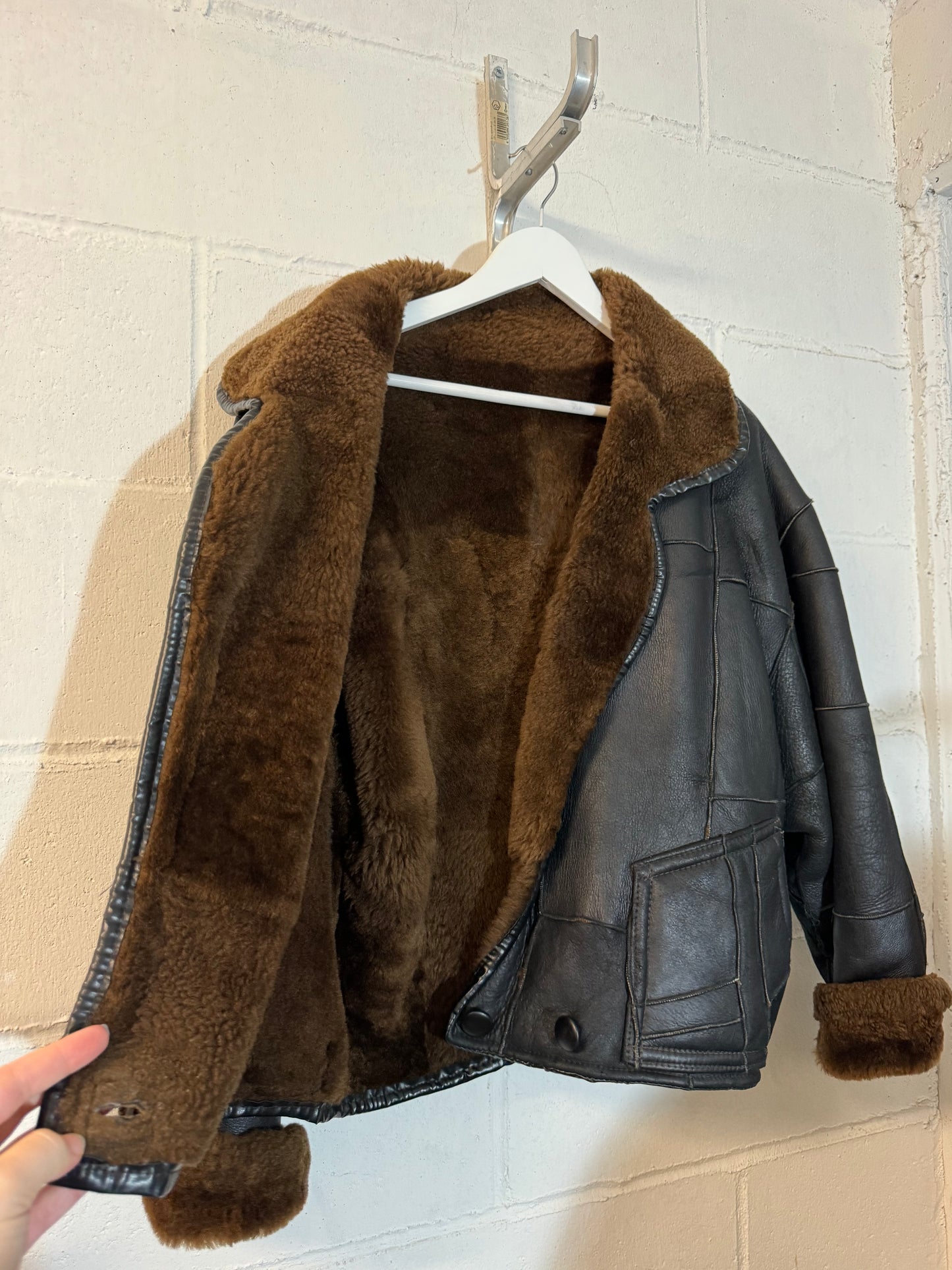 Bomber Shearling cropped. Esterno in nappa nera patchwork, interno a pelo raso cioccolato. Taglia S donna