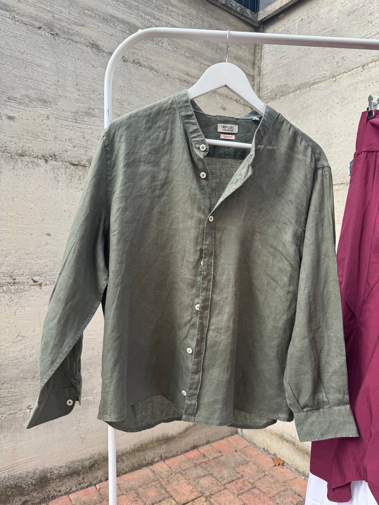 Camicia con collo alla coreana in 100% lino