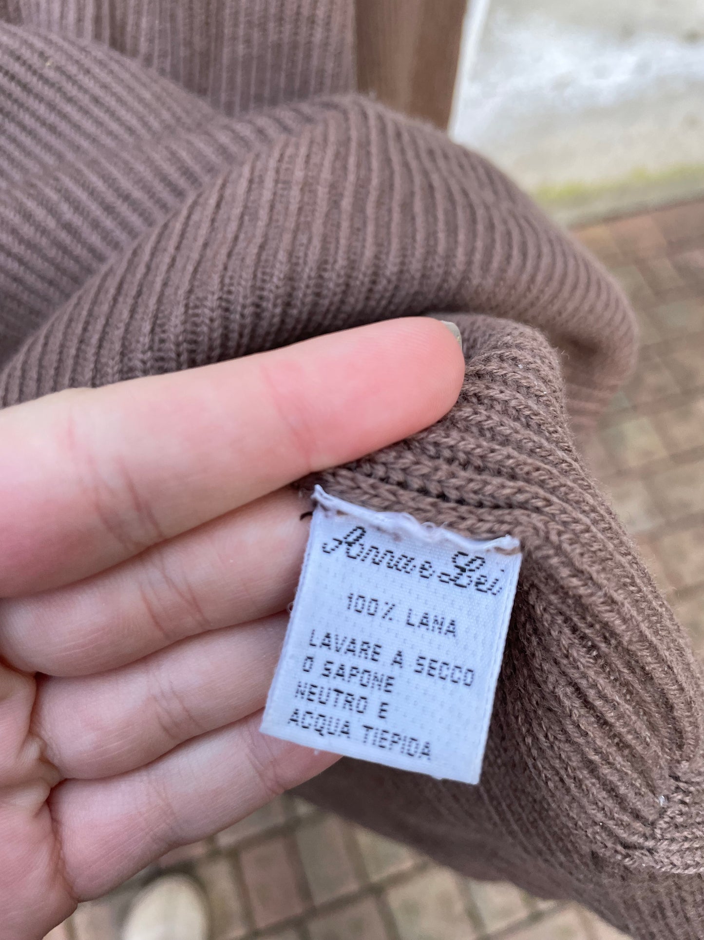 Maglioncino biscotto scollo a V a costine in pura lana