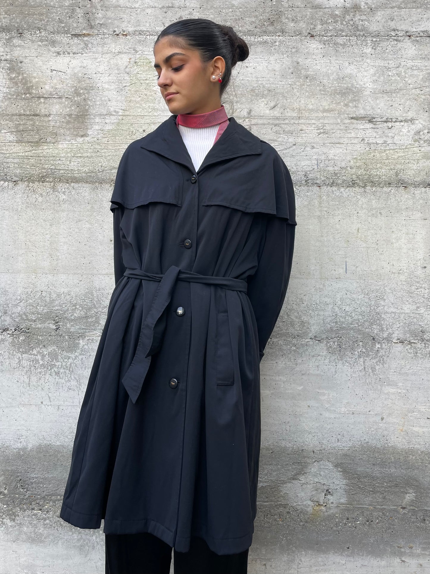 Trenchcoat a mantella sartoriale nero, con fodera in lana e cappuccio