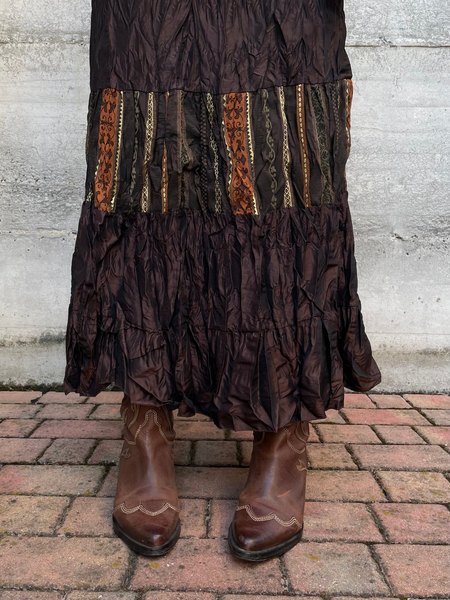 Gonna lunga marrone increspata con inserto etnico, taglia M