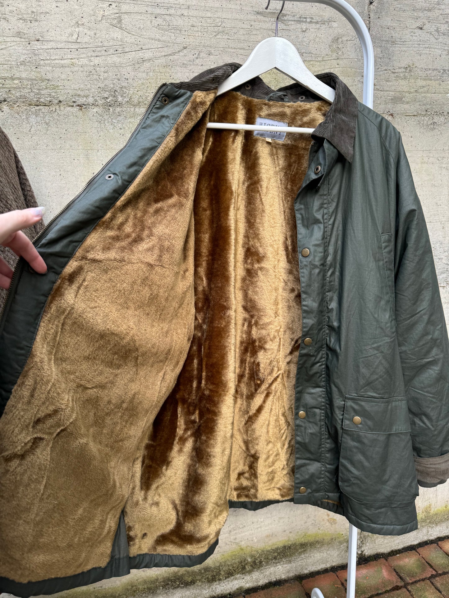 Giacca oversize cerata tipo Barbour, interamente foderata in ecopelliccia a pelo raso