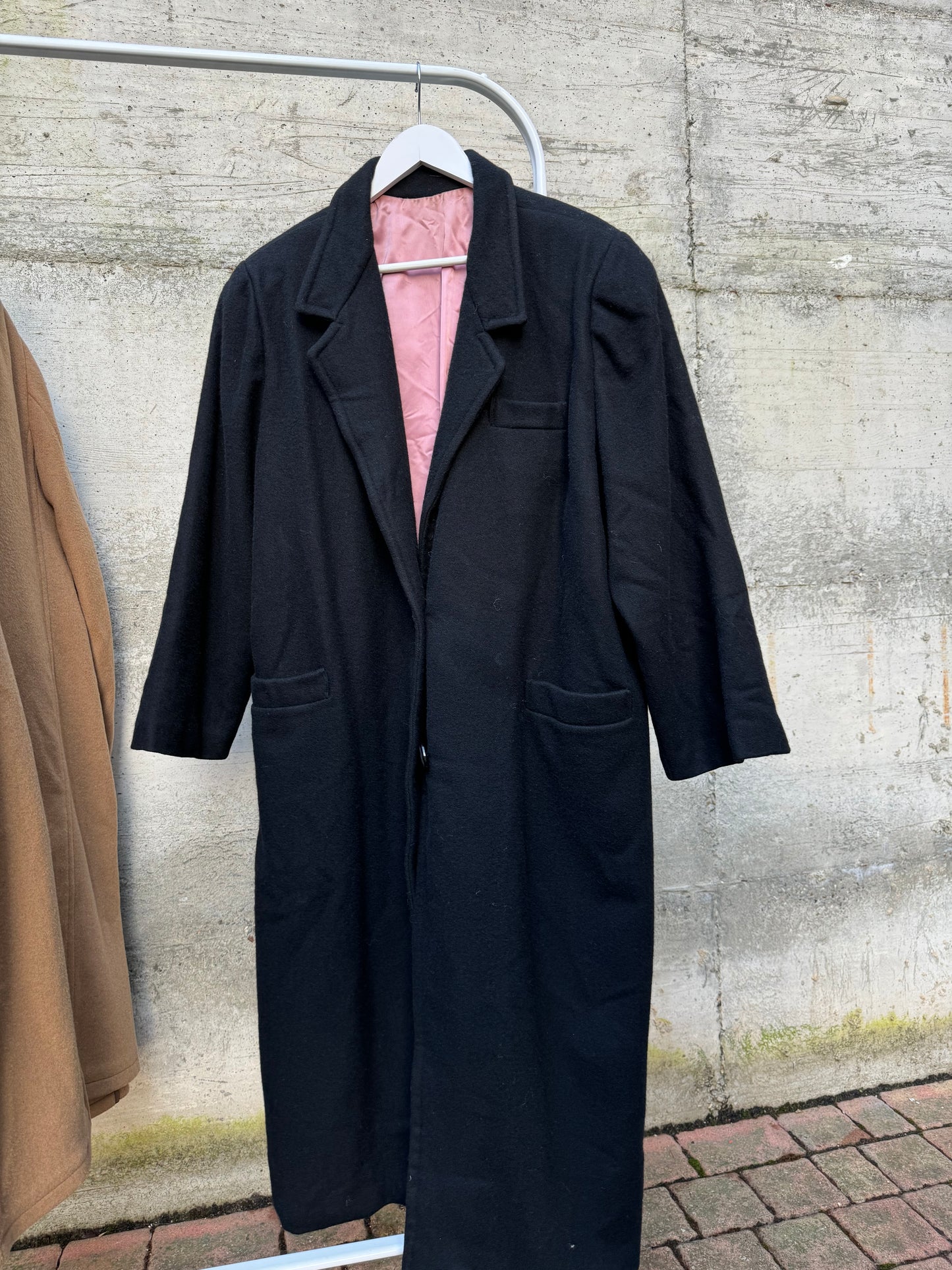 Cappotto lungo monopetto nero in lana, con fodera rosa confetto