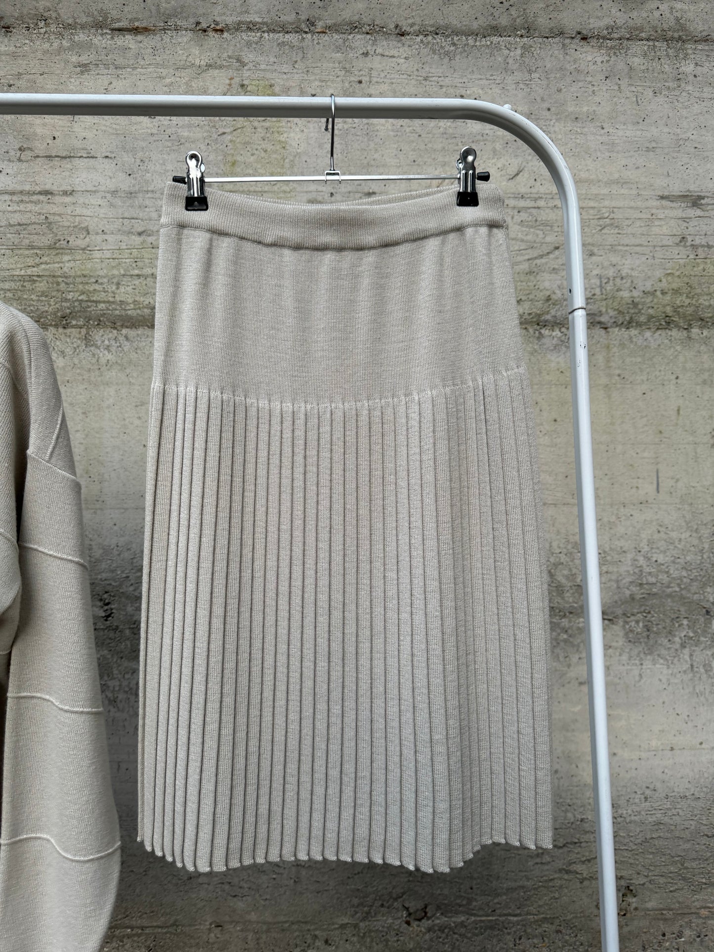 Completo in maglia sabbia, 50% lana merino, taglia M