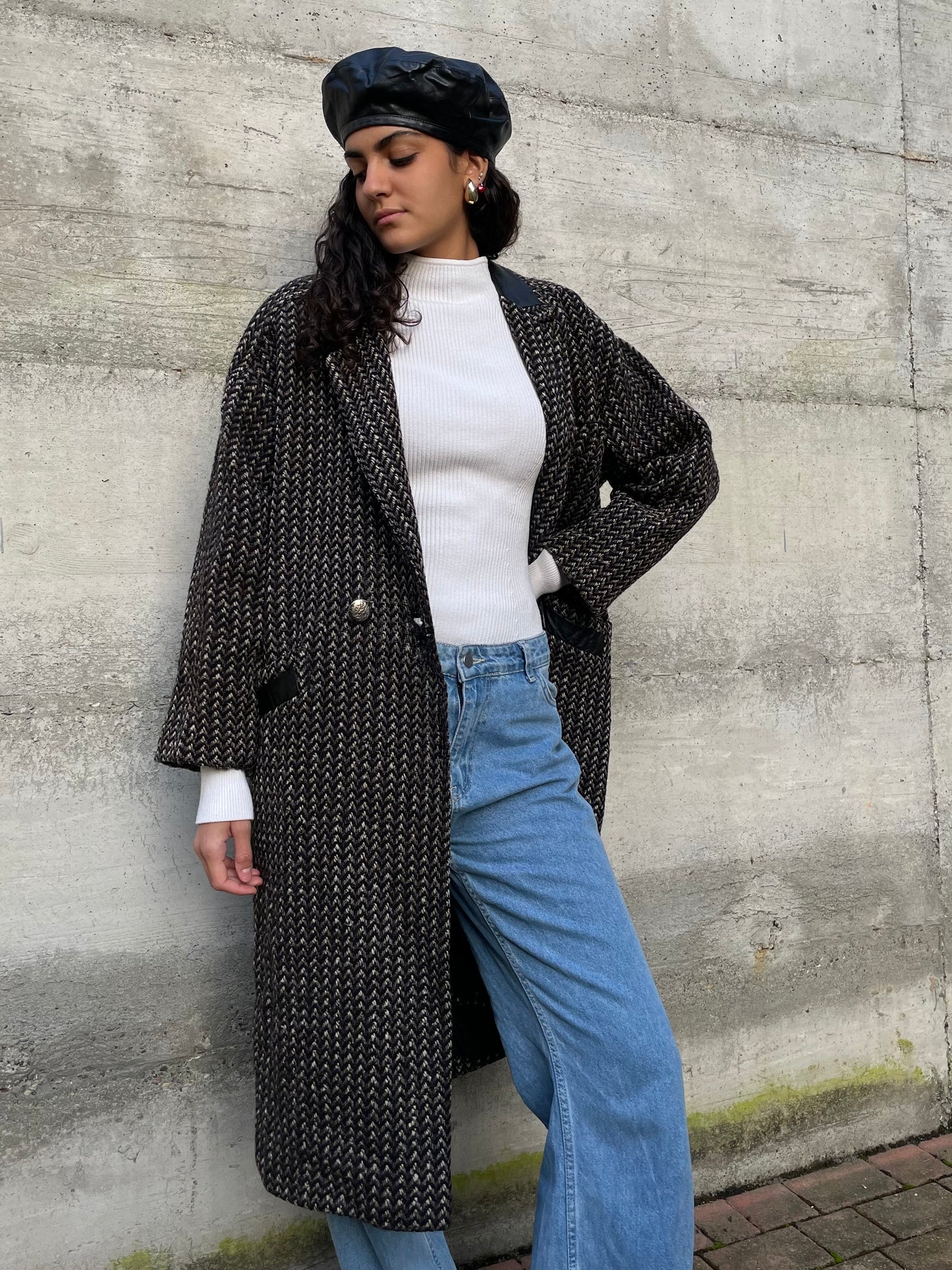 Cappotto sartoriale in lana spigato, con inserti in vera pelle