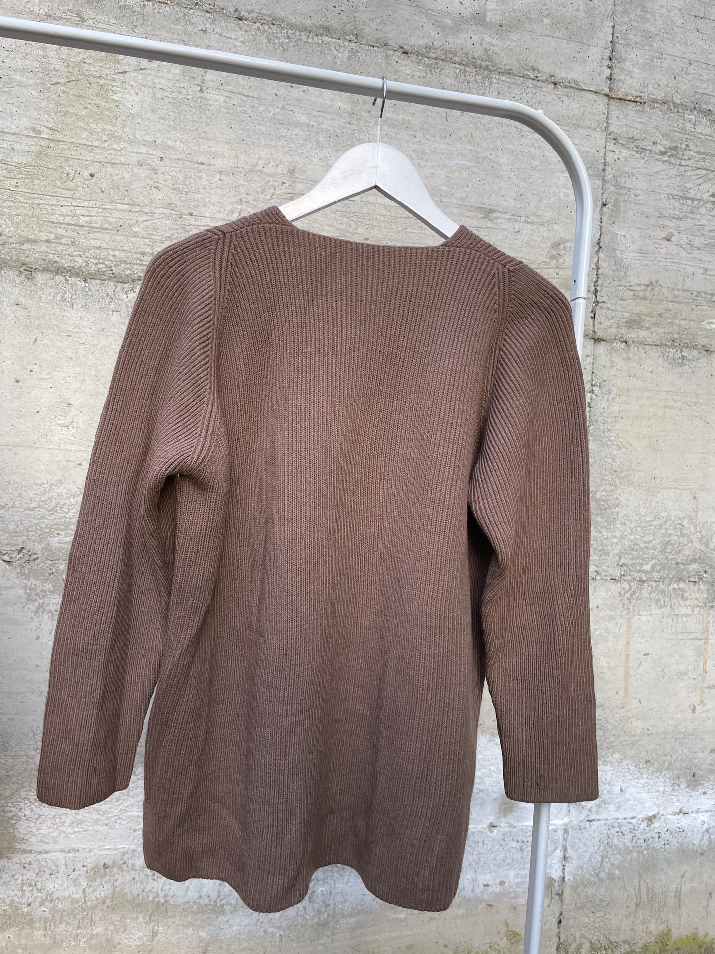 Maglioncino biscotto scollo a V a costine in pura lana