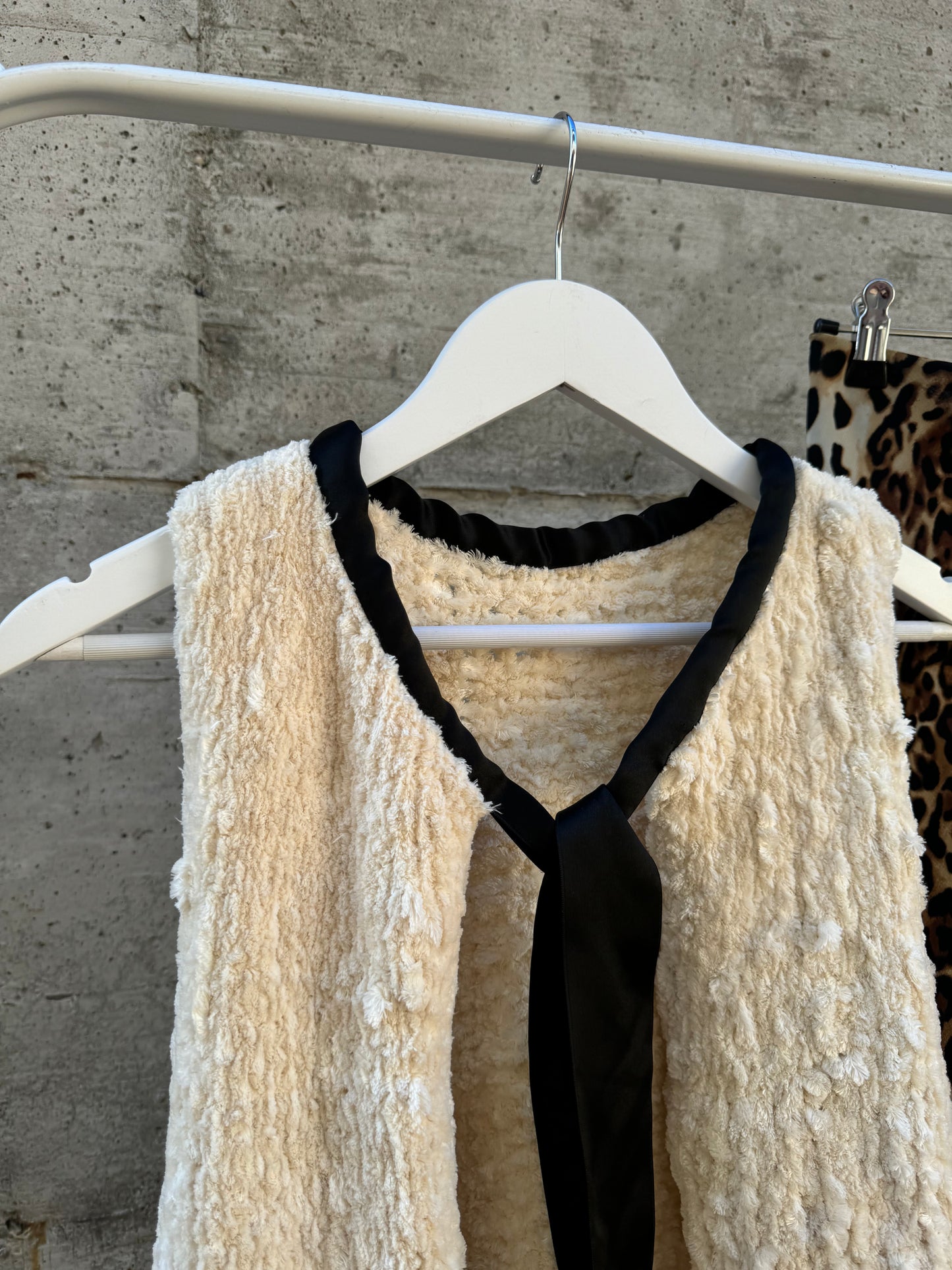 Gilet fluffy burro con maxi fiocco in raso