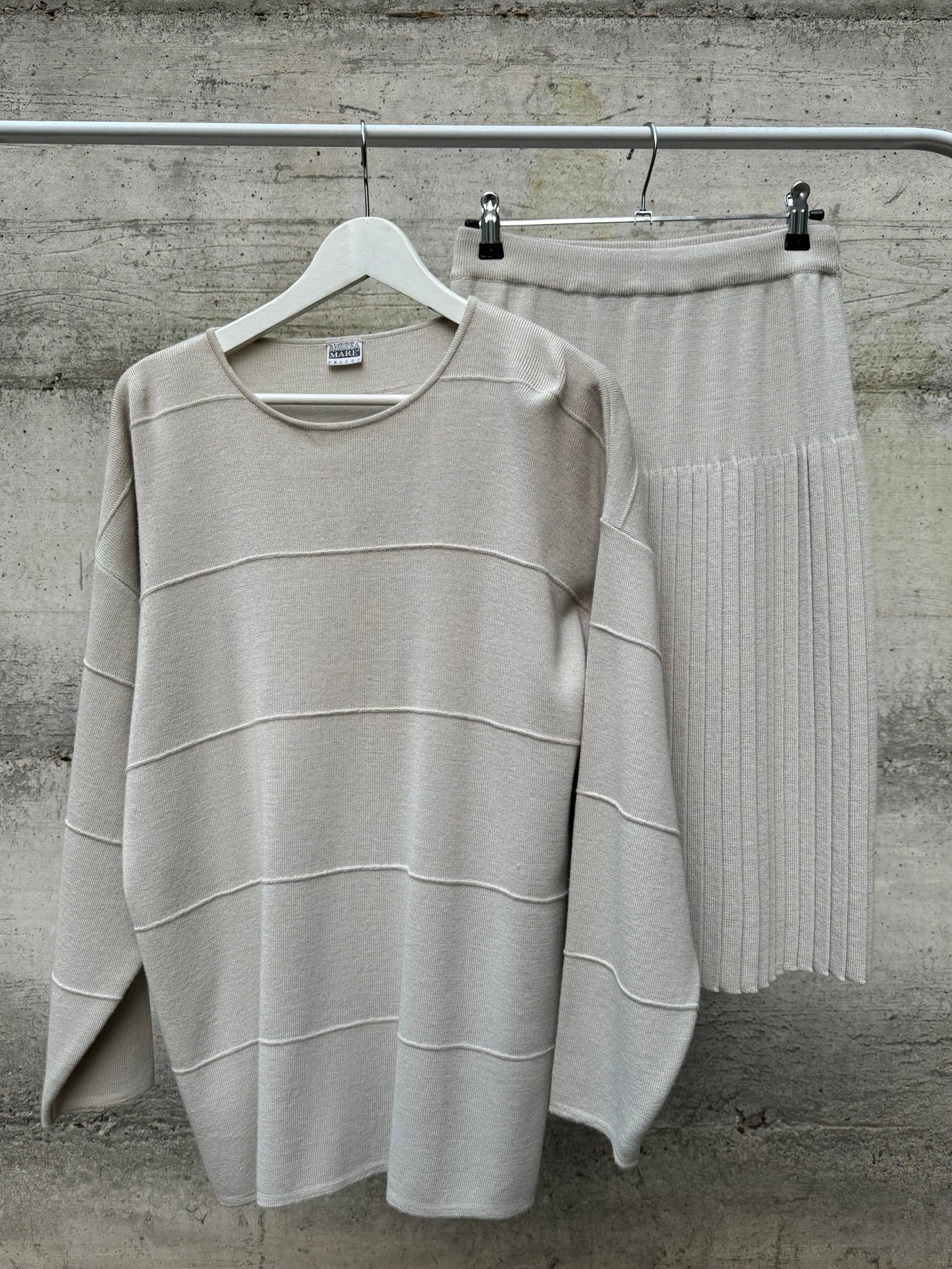 Completo in maglia sabbia, 50% lana merino, taglia M