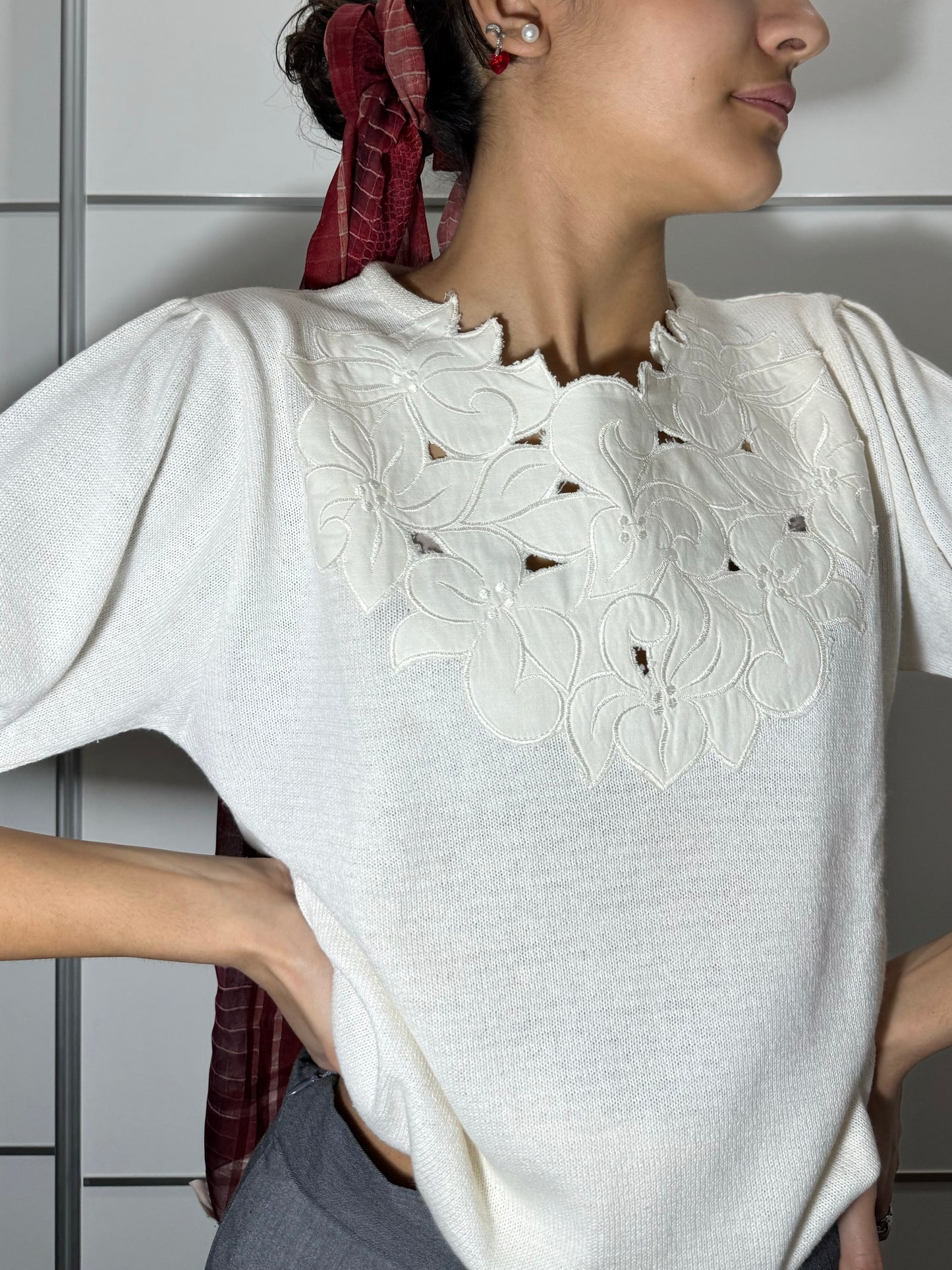 Maglioncino sartoriale bianco ricamato in misto cotone