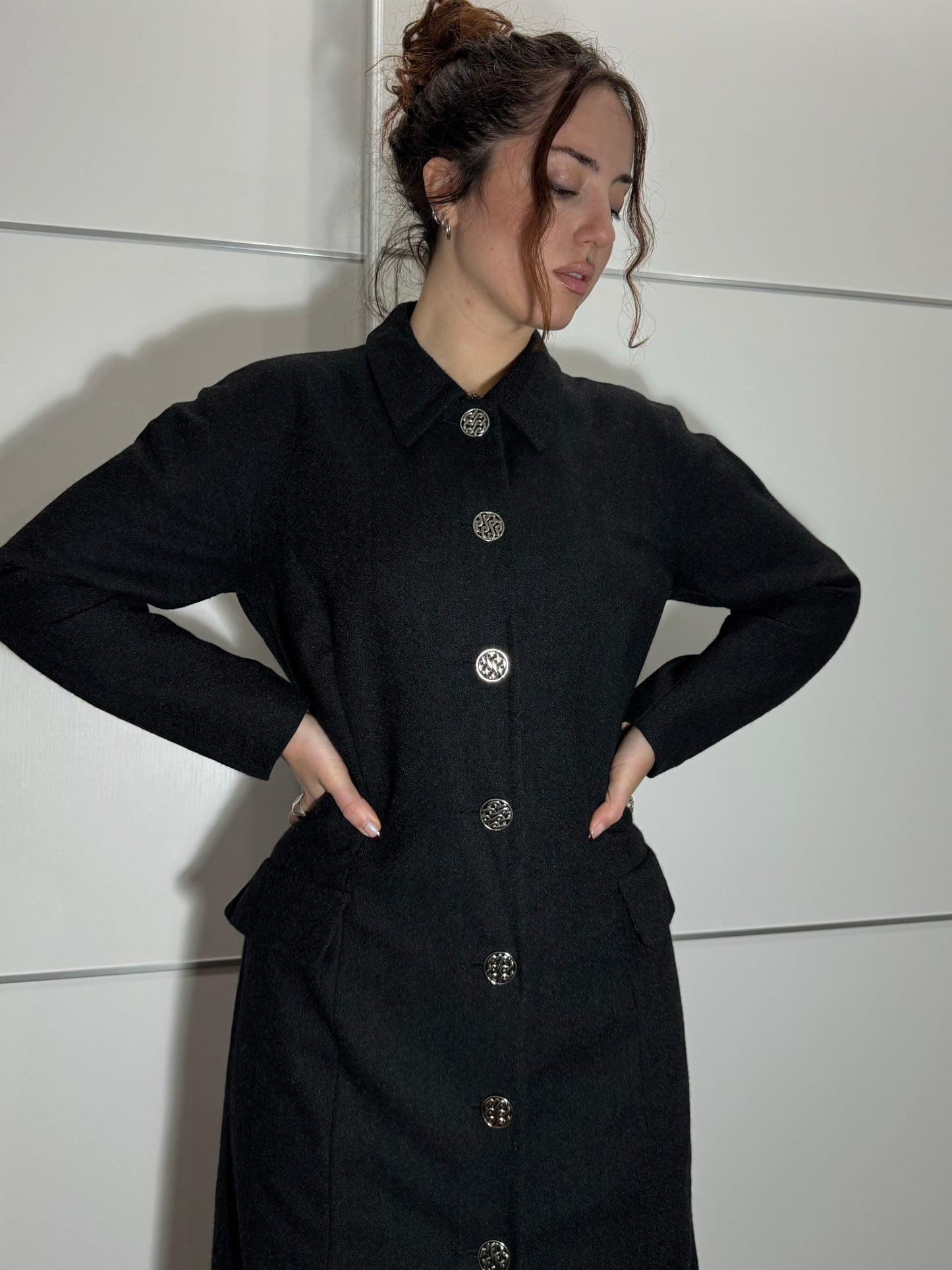 Soprabito nero leggero in pura lana vergine con bottoni lavorati