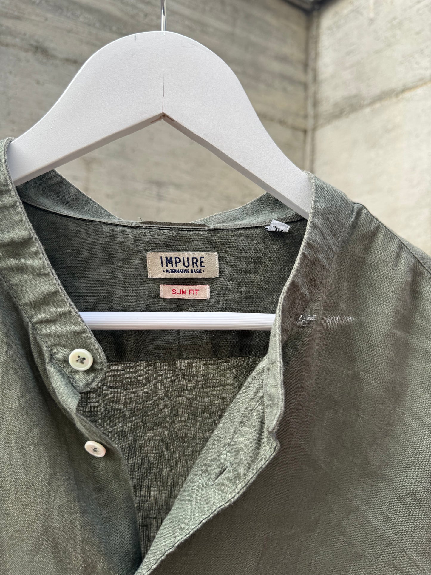 Camicia con collo alla coreana in 100% lino