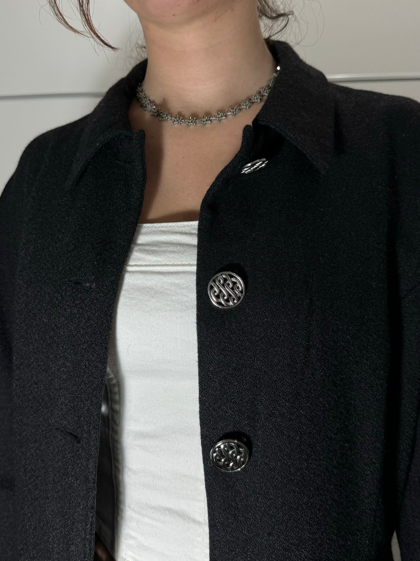 Soprabito nero leggero in pura lana vergine con bottoni lavorati