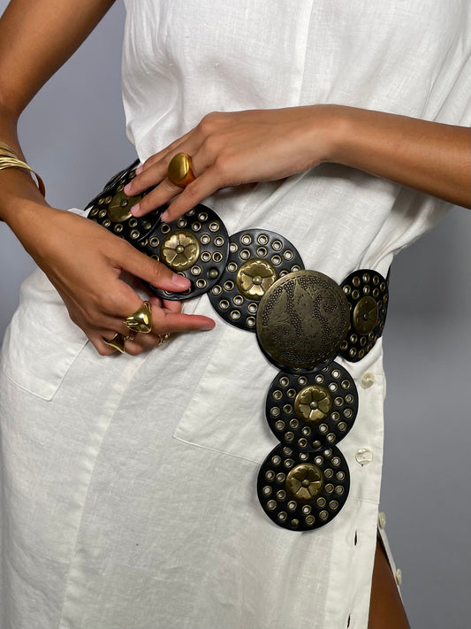 Cintura Y2K a cerchi in pelle nera e metalleria dorata effetto used - taglia unica